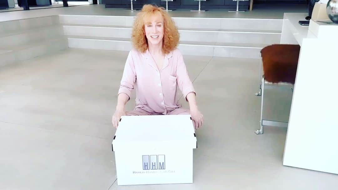 キャシー・グリフィンのインスタグラム：「Look! I got a gift box from @bettercallsaulamc  Sooooo funny! 🥰🤣 @rheaseehorn」
