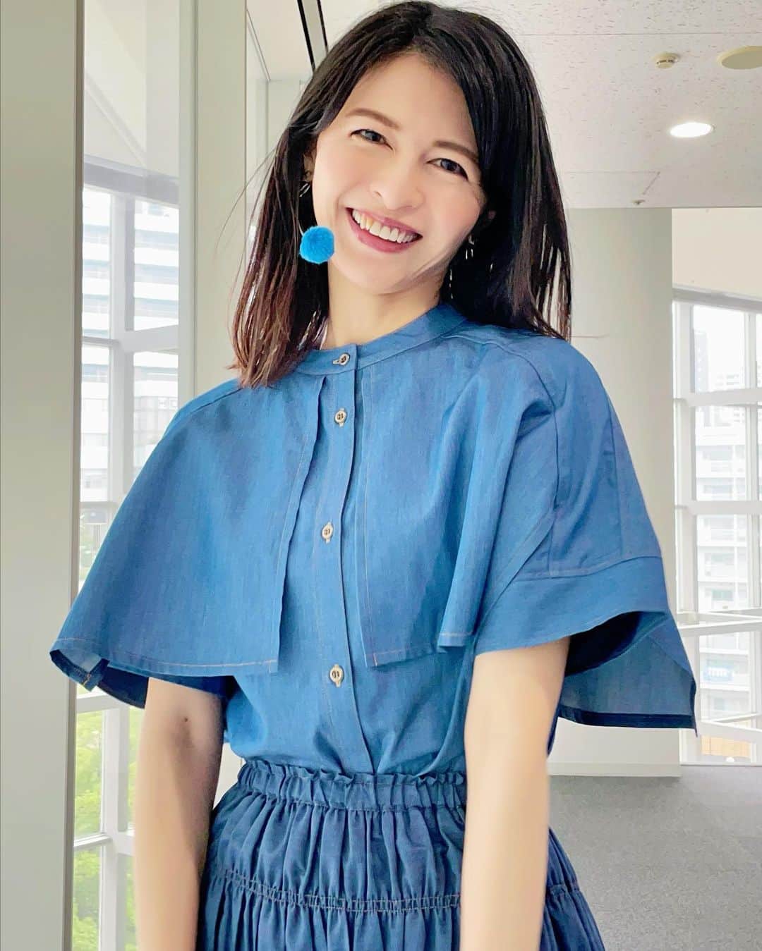 のインスタグラム：「本日もサンデーLIVEをご覧いただき、ありがとうございました😊  今朝は江戸時代から続く『つりしのぶ』をご紹介しました🎐 元々は江戸時代の庭師さんが得意先に贈ったことが起源とされているそうですが、いろんな形があって現代のインテリアにもマッチするお洒落な雰囲気があります☺️🍃🎐  私もひとつまぁるい形のつりしのぶを頂いたので、お家で大切に育ててみようとおもいます✨  上手に管理すれば何十年も毎年夏に青々と葉っぱが出てくるそうです😀たのしみ➰☺️💙  さてお天気は、昨夜から大雨となっている静岡県に土砂災害警戒情報や避難指示の出ている地域もあり、今朝にかけて記録的大雨となった愛知県の日光川では一時氾濫警戒水位まで達するなど危険な状況が続いています☔️  この後も、突然の大雨による土砂災害や川の増水・氾濫に注意です⚠️ 川遊びは川の上流の空模様にお気をつけください⛈  また今日は3日ぶりに全国で猛暑日が復活する見込みです。参院選の投票は午前中の早いうちか夕方以降がオススメです🎟  #サンデーlive #気象予報士 #涼 #つりしのぶ #ゲリラ雷雨 #大雨 #川遊び #夏コーデ #ブルー #インテリア #江戸」