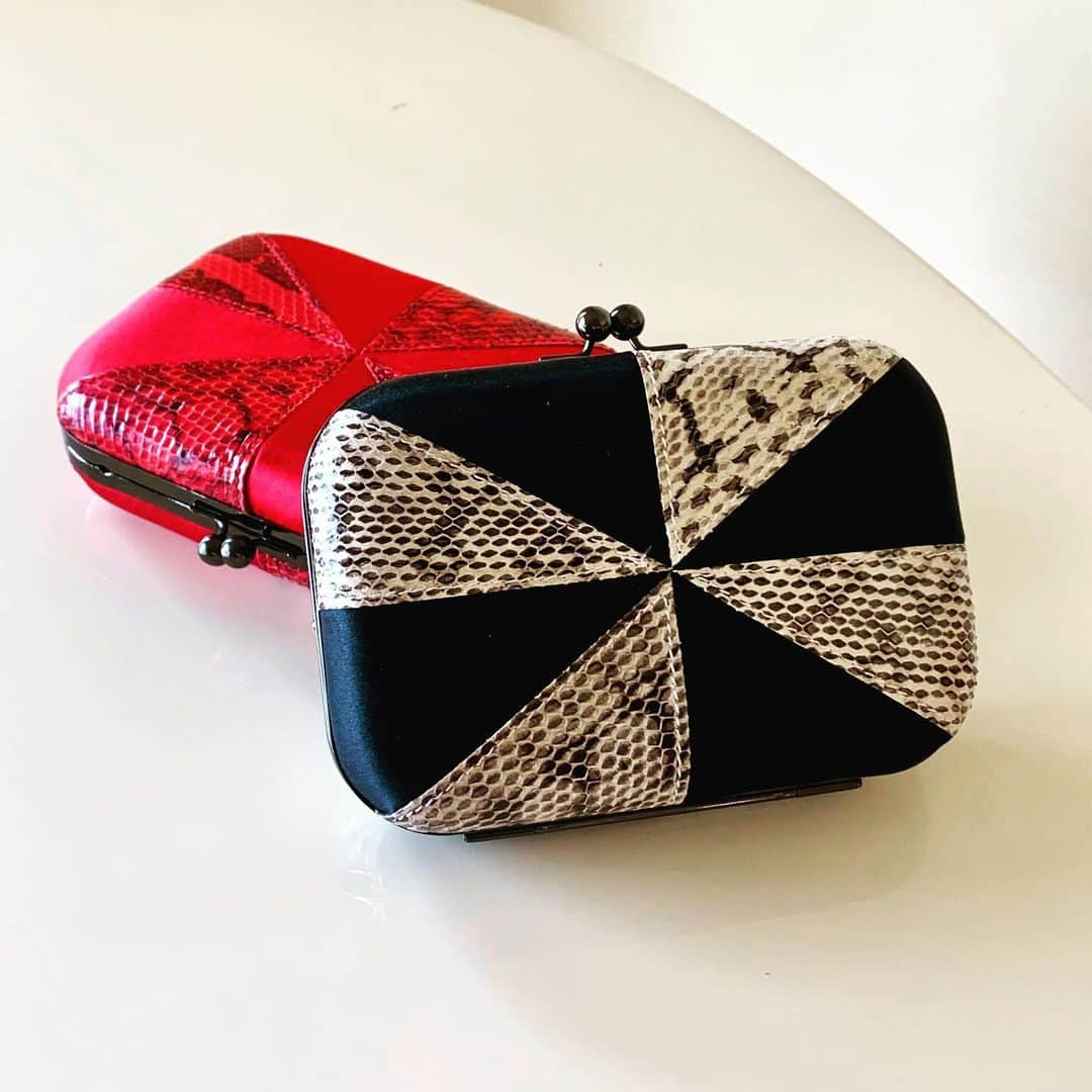 インガクリストファーのインスタグラム：「Don’t settle for the ordinary.  Instead, go for the striking combo of this silk and snakeskin leather #minaudiere  ⠀⠀⠀⠀⠀⠀⠀⠀⠀ #uniquedesign #prettylittlethings #wearitloveit #nothingisordinary #styleenvy #armcandy #simplychic #fashionaccessories」