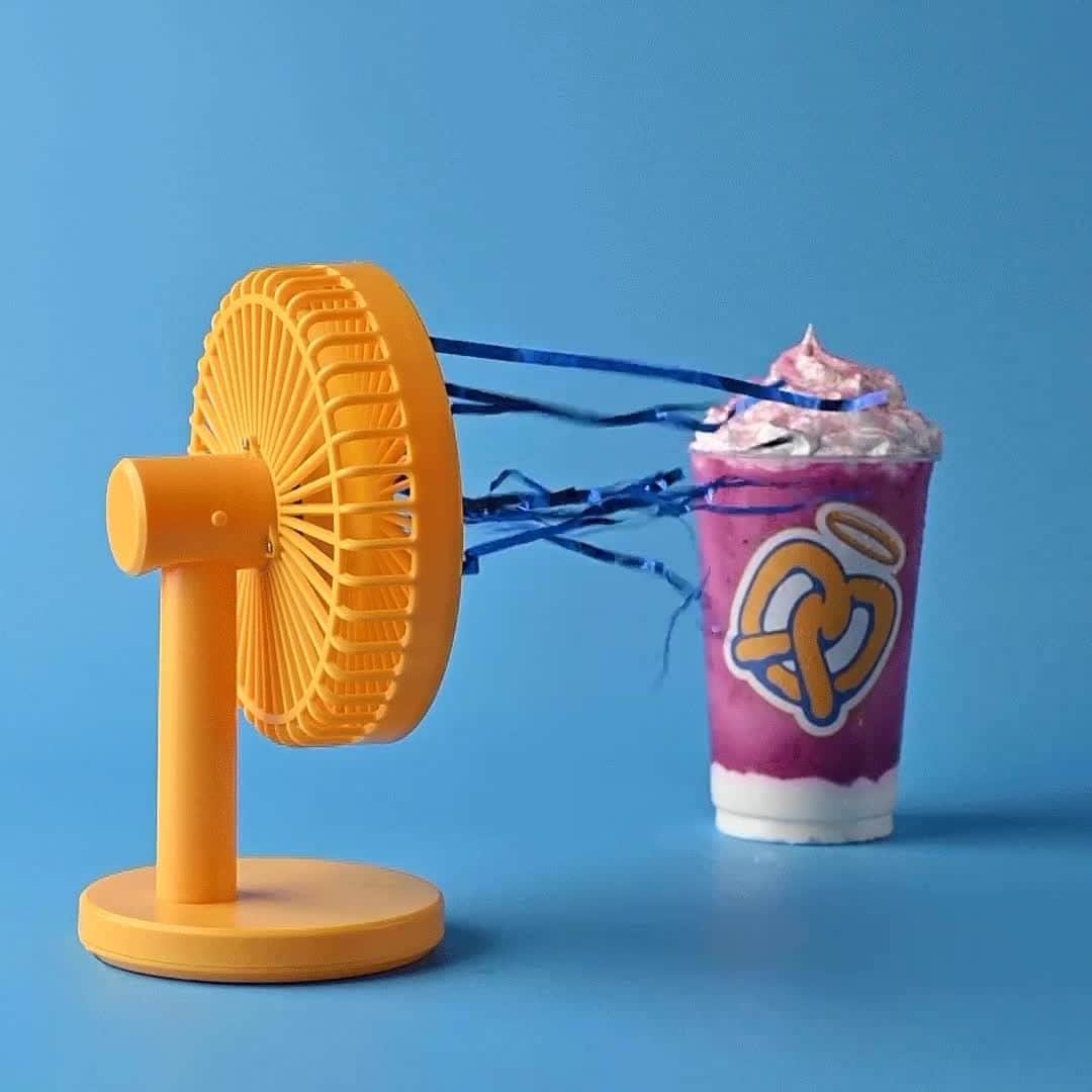 アンティ・アンズのインスタグラム：「Need to beat the heat? Cool off with the Dragonfruit Mango Frost​ 🍋」