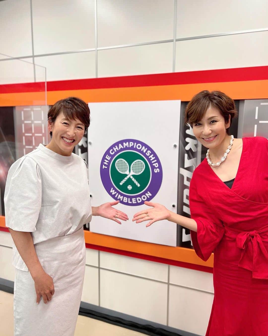 森上亜希子のインスタグラム：「女子はリバキナの優勝でしたね‼️  1セットはミスが多かったですが、そこから見事に修正し粘り強くラリーをしながら、打てる時はしっかりと打ち込んでいく、そしてドロップショットへの反応も素晴らしかったと思います。  ジャバーにとっては凄く残念な形になってしまいましたが、運動能力がとても高くて見ていて面白いなぁ‼️というテニスを見せてくれました。  さぁ、今日は男子決勝戦です‼️ ジョコビッチかキリオスか。 過去の対戦成績は5年前になりますが、キリオスの2勝0敗。  どんな試合になるか楽しみですね‼️  最後に深夜の放送で大変だったかと思いますが、スタッフの皆様、今年もありがとうございました！  そして、放送を見て下さった皆様ありがとうございました！  この2週間、子供達のお世話をしてくれた両親や主人、色々と我慢させてしまった子供達に心から感謝です。 いつも、理解してくれてありがとう。  #nhk #ウィンブルドン #tennis #テニス #解説 #感謝」