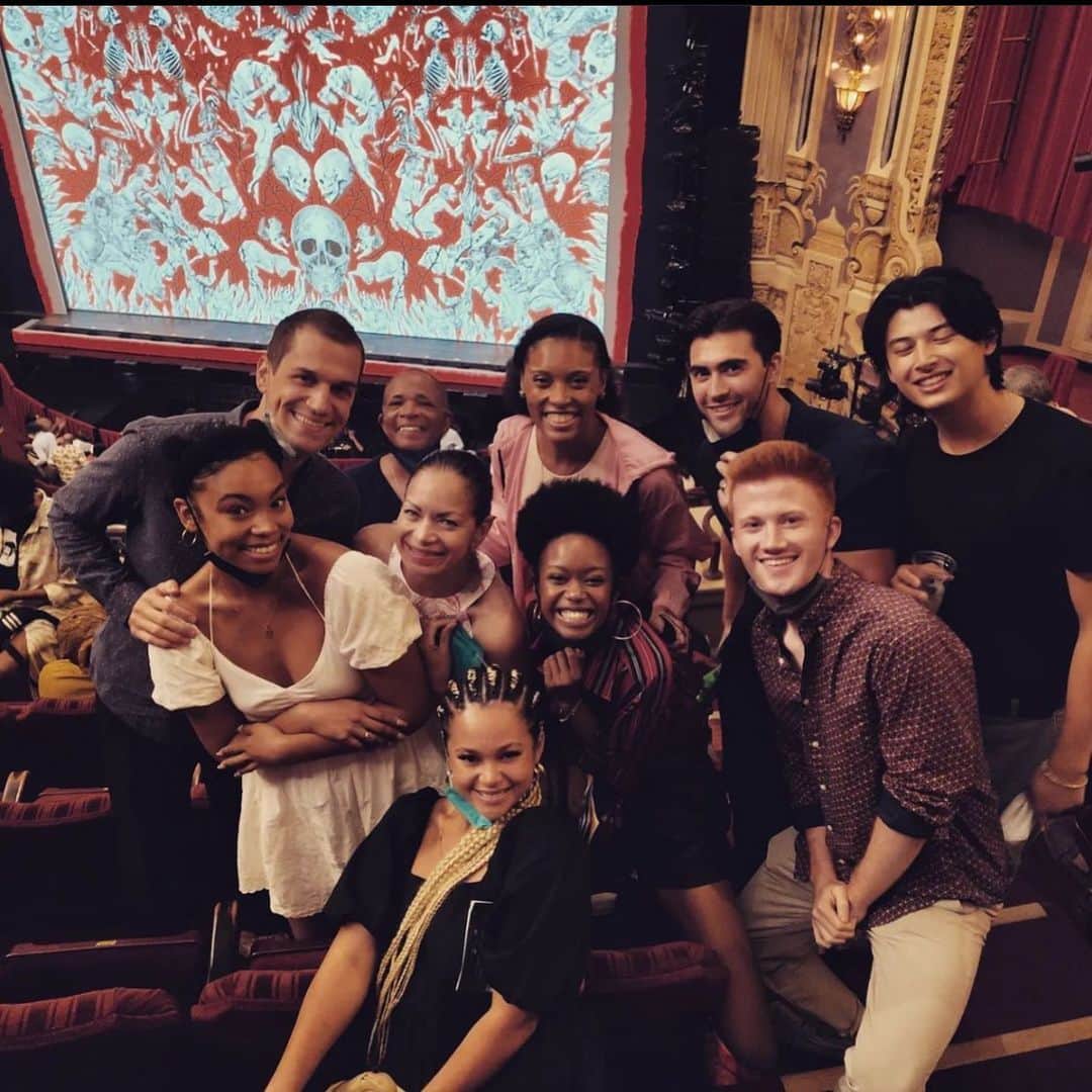 アレックス・ブノワのインスタグラム：「Pose with your nose at Devil Wears Prada ft. The Notebook 👠📖 @notebookmusical @chicagoshakes  #NotebookMusical」