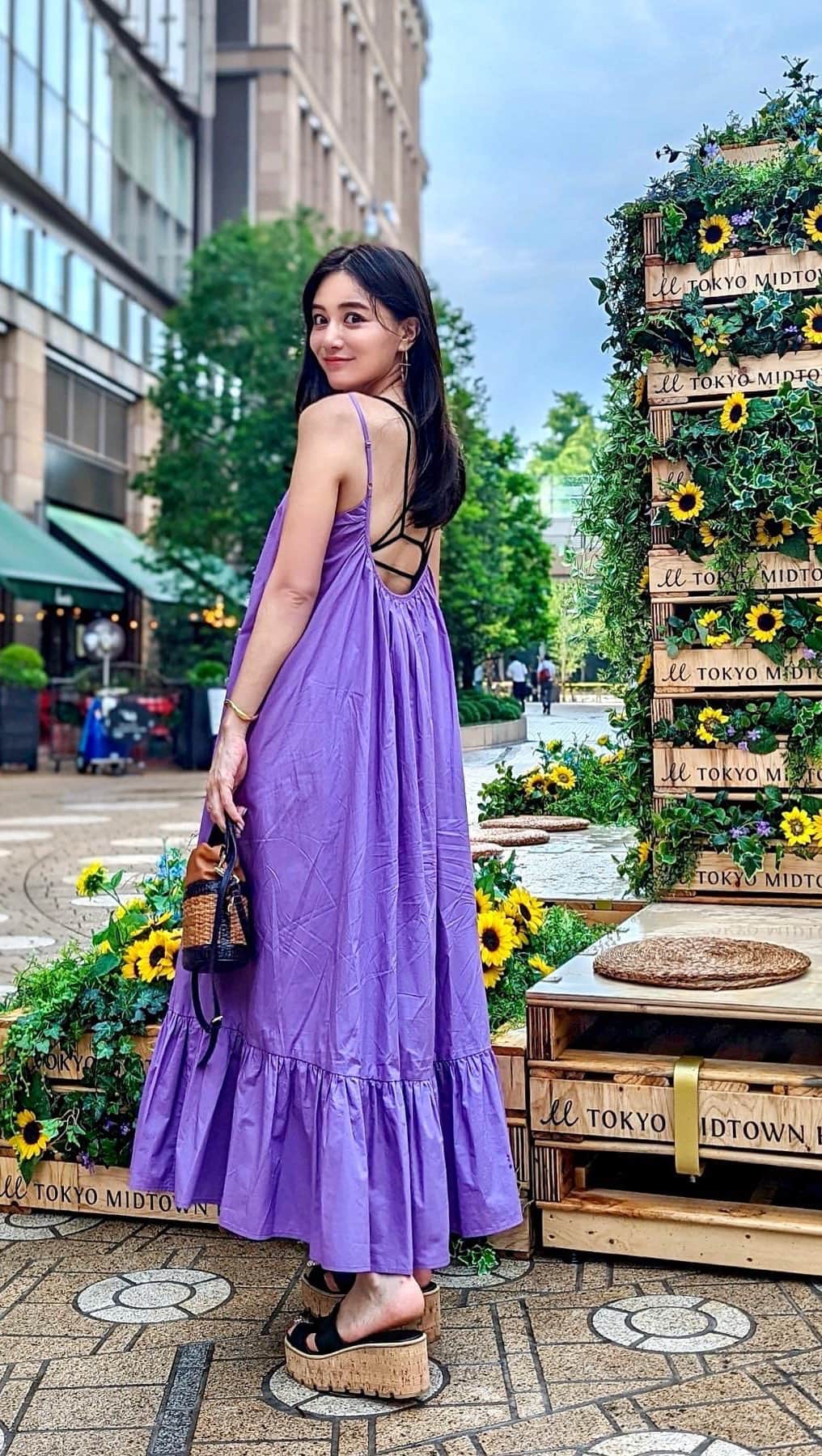 のインスタグラム：「昨日の投稿のリール版💜 dress... @elenore_official  tops... @grl_official  bag... @metrocity.japan  . #metrocity #メトロシティ #りなまるコーデ #バッグ #bag #夏コーデ #マキシワンピース #grl #グレイル」