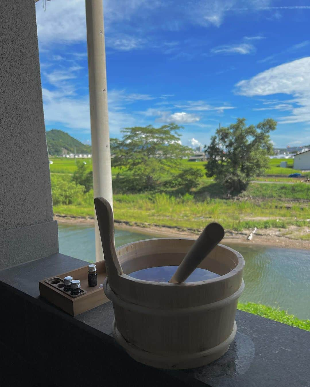 藤村椿のインスタグラム：「. . . 【びわ湖畔 味覚の宿 双葉荘 】  📍滋賀県彦根市  先日、お部屋にプライベートサウナ(セルフロウリュウ)、水風呂(氷入れ放題)、露天風呂、チルスポット(琵琶湖一望できる)が付いてる最高の旅館見つけたから早速行ってきました🫶🏻  ✔️お部屋は広くて琵琶湖一望できるし 夕朝食も付いてて最高だった😮‍💨💞  ✔️サウナルームも水風呂も温度調節可能🫶🏻 ロウリュウは一気に熱くなって 耳ちぎれそうになるから気をつけてください♨️  ✔️今年、サウナ付きのお部屋がリニューアルされたので めちゃくちゃ綺麗で満足度120％👀✨  アーカイブに動画載せてます🫶🏻  #サウナレポ #整い放題  #サウナイキタイ  #プライベートサウナ #サウナ好きな人と繋がりたい  #旅館 #サウナ旅行 #サ旅  #サウナレポ #双葉荘 #滋賀県 #滋賀サウナ #滋賀県サウナ」