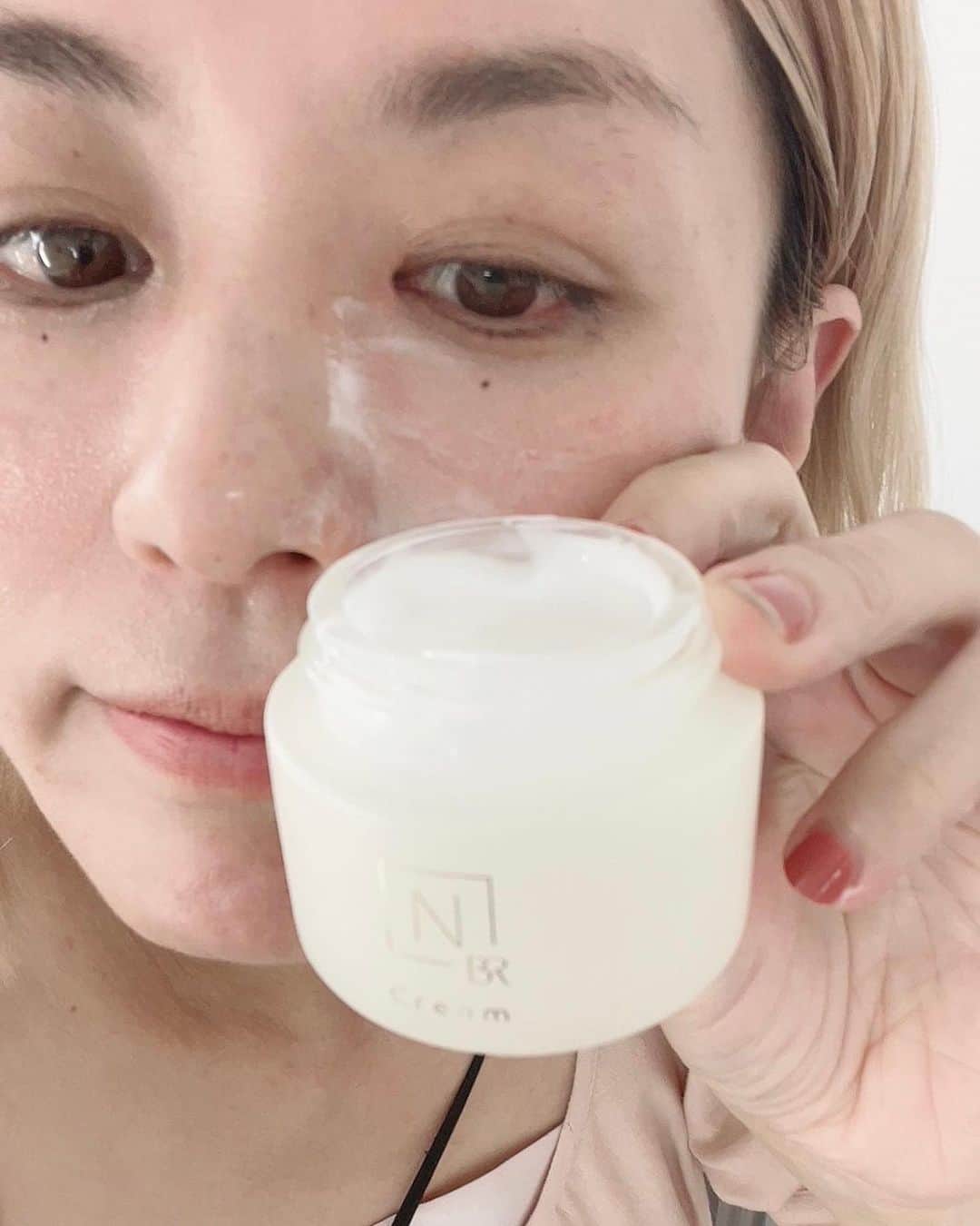 イガリシノブのインスタグラム：「今回は N organic Bright を試ししてみたょー💁‍♀️ 新しくでた夏にぴったりの新シリーズ！ 日焼けで乾燥が気になる肌に、サラッとした付け心地でもっちり感がありました！ 手のひらで温めてからパックをするように手できゅっと包んで使ってるょ🥰 #norganicbright #夏の美白ケア」