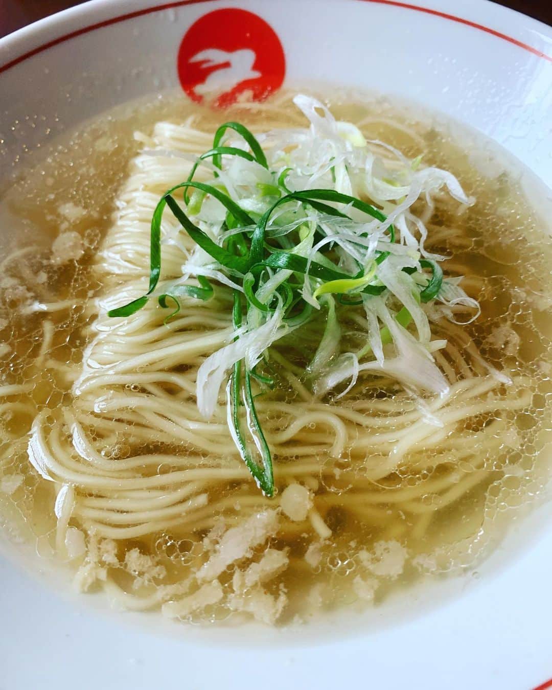松本誠治のインスタグラム：「色々溜めて書くつもりがインスタ不精すぎて、全然書かなくなったので、今後は食べたら書くようにして行きたいなと。。。 ここは札幌のうさぎ。ライブ翌日、朝ラーを探してここへ。 スッキリした醤油と鰹の風味が素敵でした。麺も細麺でスープに合う合う。。。 朝ラーメンというメニューは500円という現代では驚きの価格。 素敵でした。。 美味しいし、お値段も良しだし、朝から行けるし、最高でした。」