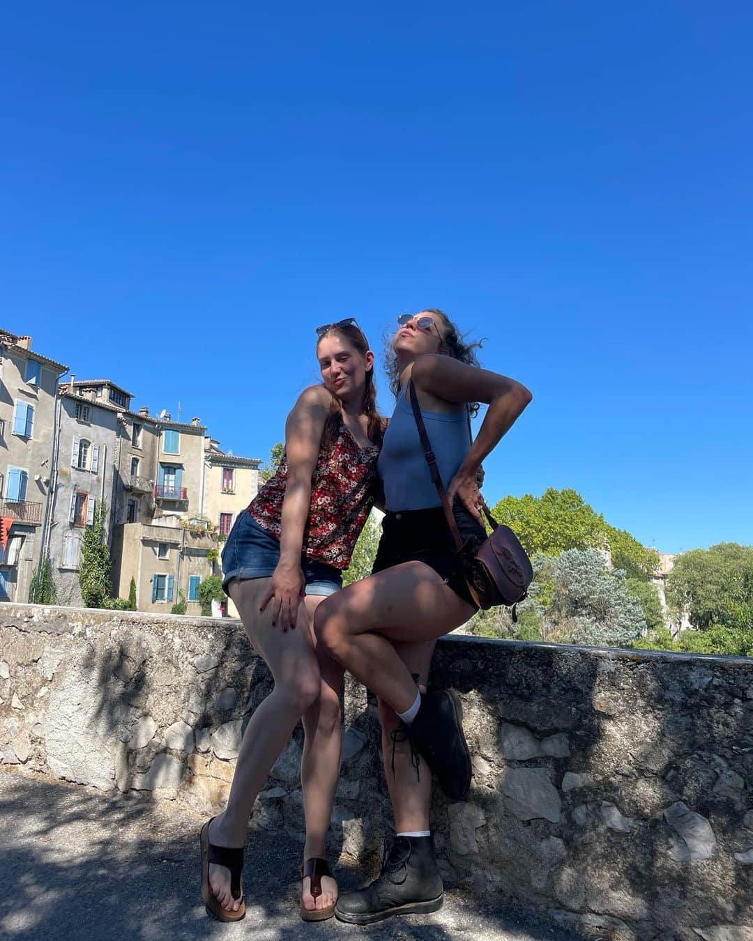 アグネス・ザワツキーのインスタグラム：「Disconnecting, surviving, and thriving, this is 28 ✨ grateful for another turn around the sun and all the love 💗 🌞 #vollgas👆🏻 #noice」
