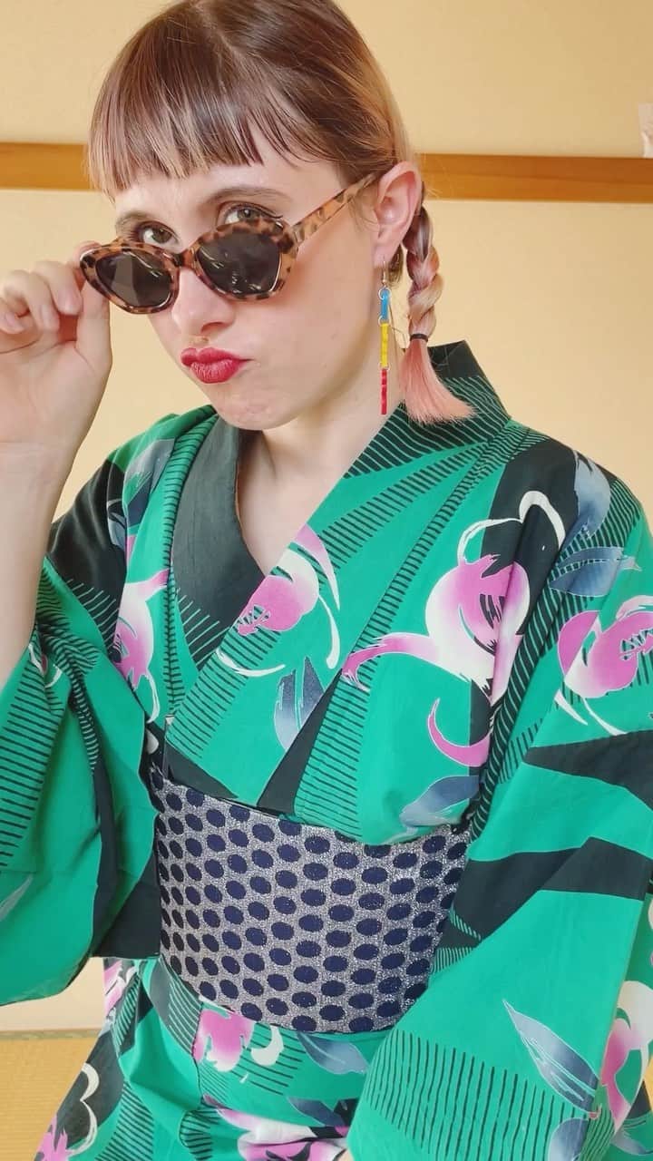 Anji SALZのインスタグラム：「How to wear yukata in the Summer heat 🔥 **TAP TO SEE FULL SCREEN** Just some little tricks / items for maximum comfort during hot weather 🥵  Hoping to wear my new yukata in my hometown in Germany too. Have you been to any summer events this year or are planning to? (Japan related or not 😘)  Let me know if you have any questions!」