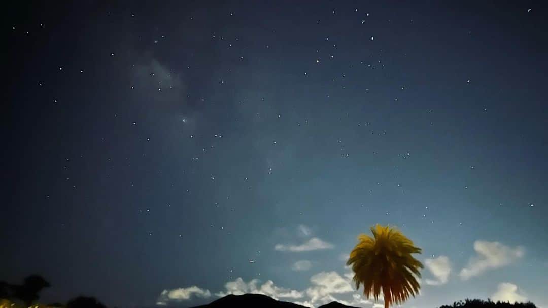 崎山一葉さんのインスタグラム写真 - (崎山一葉Instagram)「* 自慢の星空⭐︎  自然を相手に遊ぶときは 過信せずに 表情を読み取ってあげてくださいね⭐︎  安全な夏を過ごせますように💙  #okinawa  #沖縄 #星」8月8日 7時29分 - kazuha_sakiyama