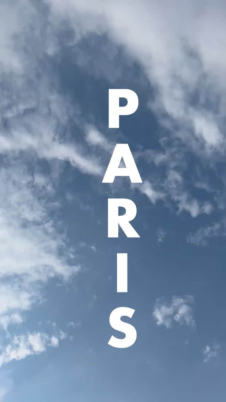 のインスタグラム：「PARIS, the most beautiful city in the world. This was my day touring the LOUVRE. For those of you who like making silly videos like me.」