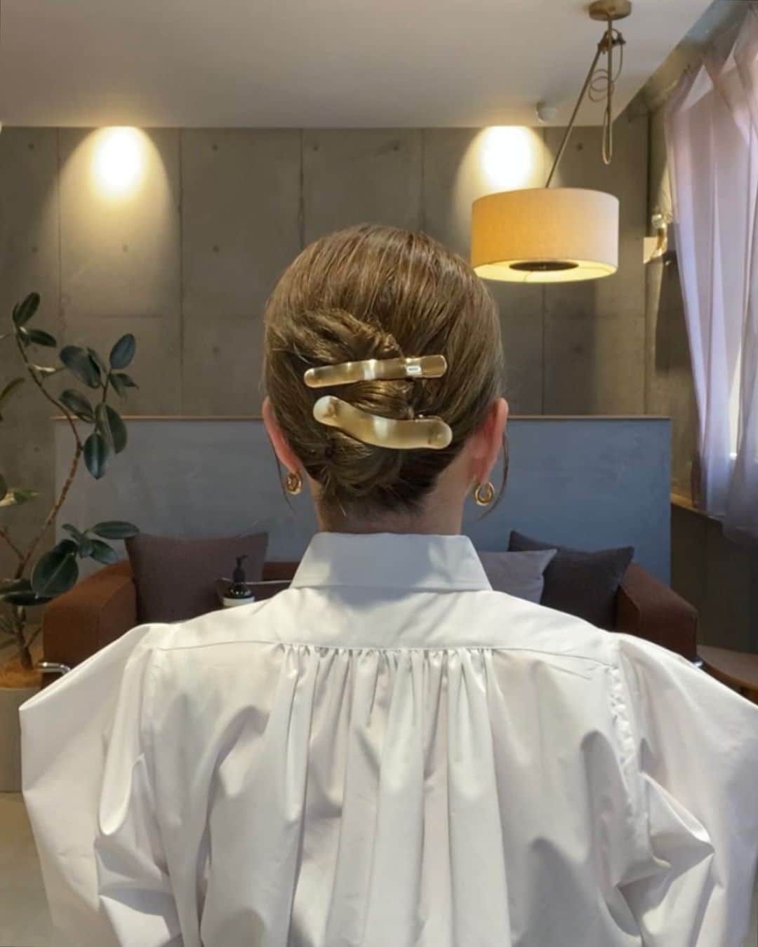 土田瑠美のインスタグラム：「ANEMONEのメタルウェーブクリップを使ってアレンジ。  シンプルなのに 付けるだけでオシャレでスタイリッシュに見えて とっても可愛い◎ 最近暑いのでよく私も使っています🫶  ヘアアクセサリーの詳細は 全国アネモネ店舗、又は @anemone_official  トップ画 SANPO online storeより是非ご覧ください🤍  スタイリング剤→  @oway.jp_official  ウォーターレジン スカルプティングミスト」
