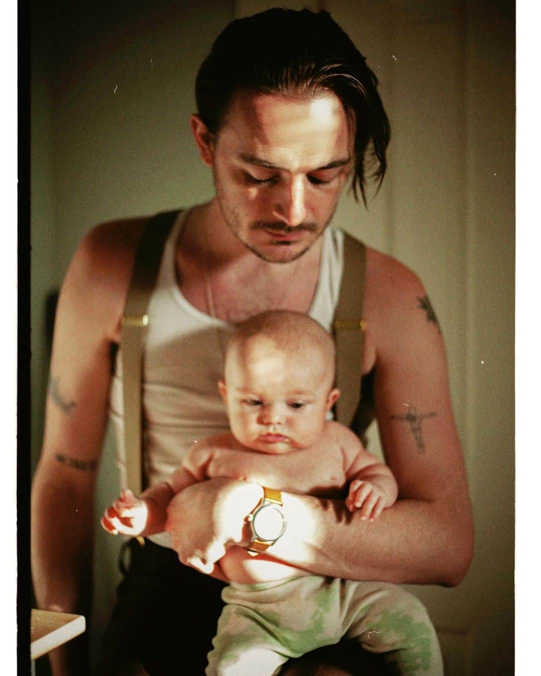 タイタニック・シンクレアのインスタグラム：「Your boy Titanic serving premium daddy content. I made a langoustine pasta for @nobodys.dreamgirl and he had milk. Life is good. New song Friday. Now back to work.」