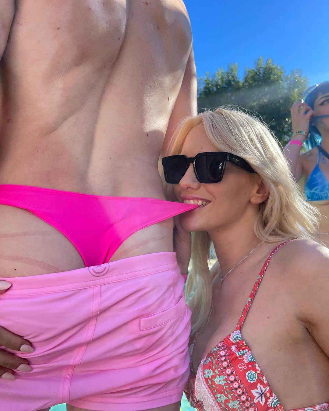 ケナ・ジェームスのインスタグラム：「Just @shawnalff and I doing pool party things 💖😋  📸 by @madcreativity」