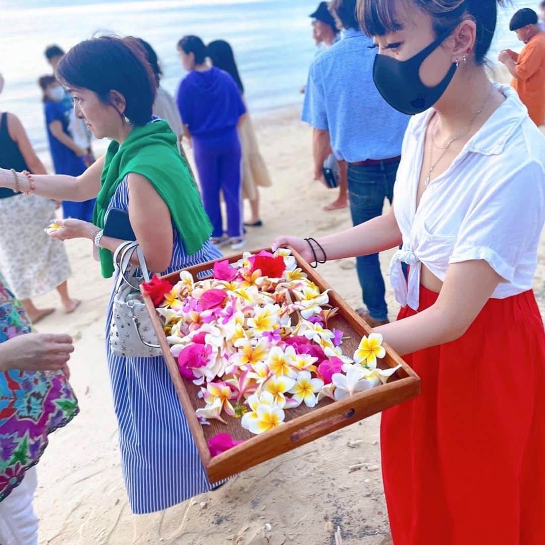 のインスタグラム：「最愛のパパが、今年天国に旅立ち、5年住んだ沖縄の我が家の前でお世話になったお友達を呼んで、パパのお別れパーティーをしました🌈  お庭から、ハイビスカス🌺やプルメリア🌸の花をたくさんつんで、みんなからはマンゴー🥭やパイナップル🍍をいただいて、パパの周りは南国🏝らしく華やかに✨  我が家のパパは、ホントにみんなに優しく、全てを受け入れて、王様みたいなパパでした🫅 海の向こう、ニライカナイへとみんなでパパを見送りました🌈  パパがお世話になったみなさま、ありがとうございました🙏今頃海の向こうで、日焼けしながら大好きなタバコとコーヒー飲んで、ゆんたくしてるはず😌 ニライカナイから、これからもずっと私を見守っててね🌈  #okinawa  #dady  #最愛のパパ  #ニライカナイへ  #海のトリトン  #お世話になったみなさま  #ありがとうございました  #ずっと見守っててね」