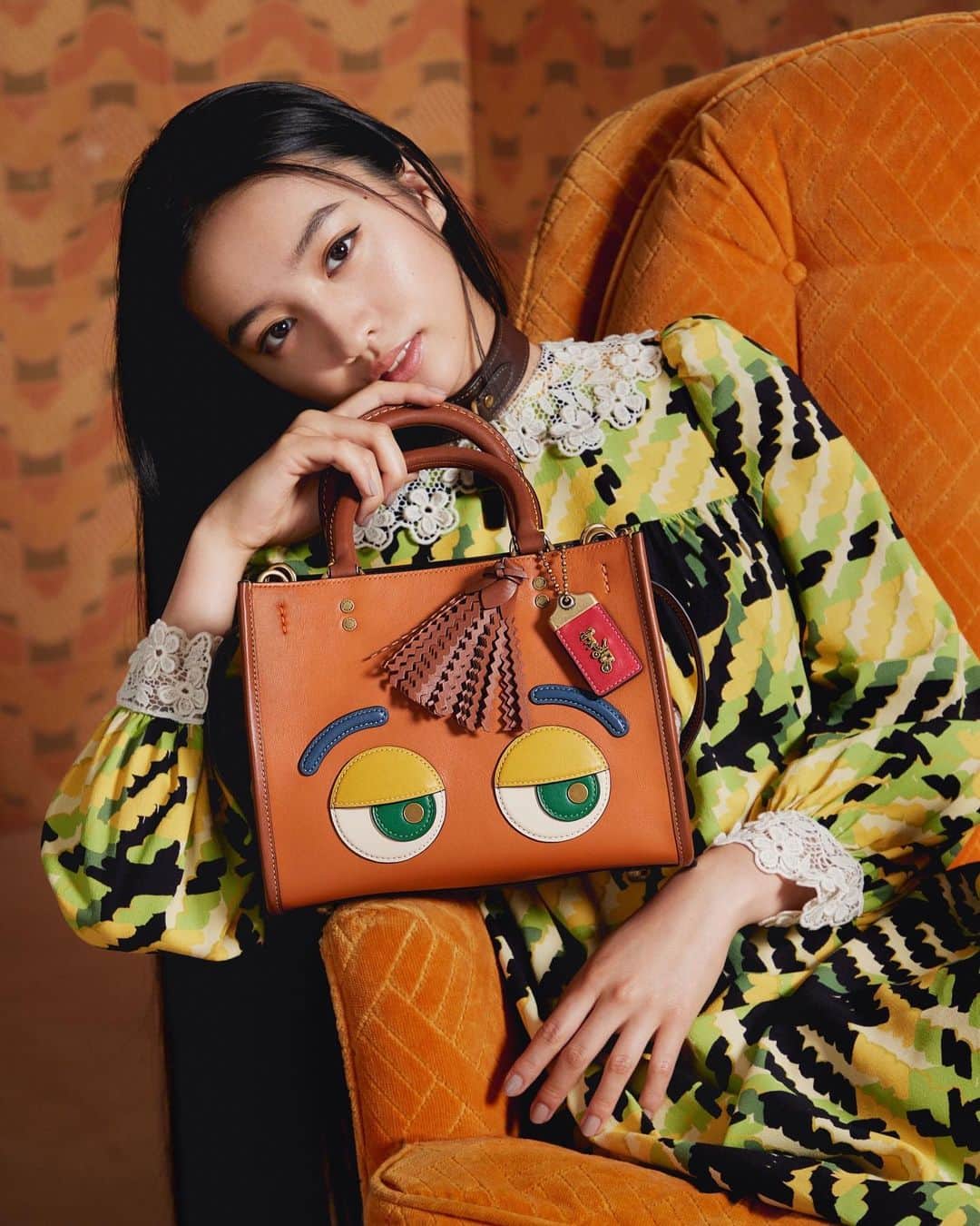 のインスタグラム：「Thank you to the wonderful team 🥰  @coach_Japan ＠coach @ellegirl_jp #CoachJapan #CoachNY  photo : @bun5o  styling : @ayakaendo  hair : @kotaro_s.o.h  makeup : @asamitaguchimua  prop : MASAYO KOORIYAMA, FUMIKO TANAKA(wall) graphic design：HIKARI SAKURAI/signo　 realization : @akane226」