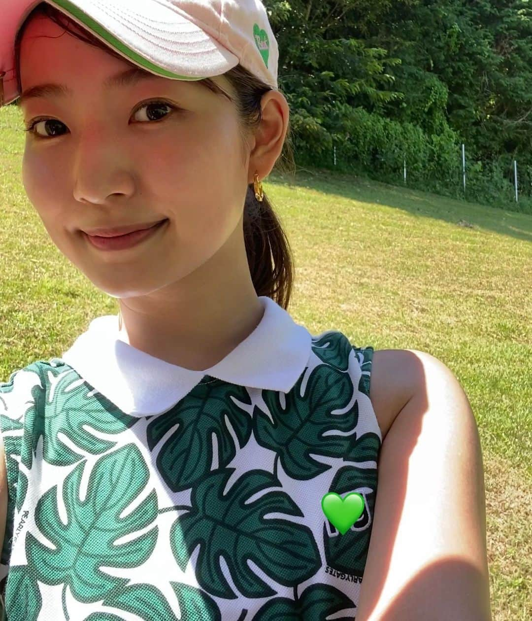 安藤萌々さんのインスタグラム写真 - (安藤萌々Instagram)「⛳️ 今日から今季メジャー最終戦、全英女子オープンが始まります！ 過去最多12人の日本勢が挑む今大会。報ステで超速報をお伝えしますよ！中継もテレビ朝日系列で📺 ・ ・ ・ 写真は少し前にゴルフに行った時の📸 巨大なナナフシが肩に落ちてきてびっくりしましたが、あまり練習が出来ていなかったのに82で嬉しかった😚😆勿体ないダボが２つあったな〜🥲久々の70台はならず！(当たり前)  やはり練習あるのみ！  全英女子オープン  @tvasahigolf.official  テレビ朝日系列で放送   8月4日（木） 深夜0時15分〜深夜1時50分  ※一部地域を除く  8月5日（金） 深夜0時20分〜深夜1時50分  8月6日（土） 深夜0時30分〜翌朝4時（最大延長 翌朝5時） ※一部地域を除く  8月7日（日） よる11時30分〜翌朝4時（最大延長 翌朝4時55分）  #ゴルフ  #ゴルフ好きな人と繋がりたい  #ゴルフファン  #女子ゴルフ #メジャー #ゴルフウェア  渡辺と買い物に行った時に買いました😚 #日焼け止め #趣味 #息抜き  でも、練習してもしても100打つ時もあるから不思議」8月4日 14時14分 - momo_ando_ex