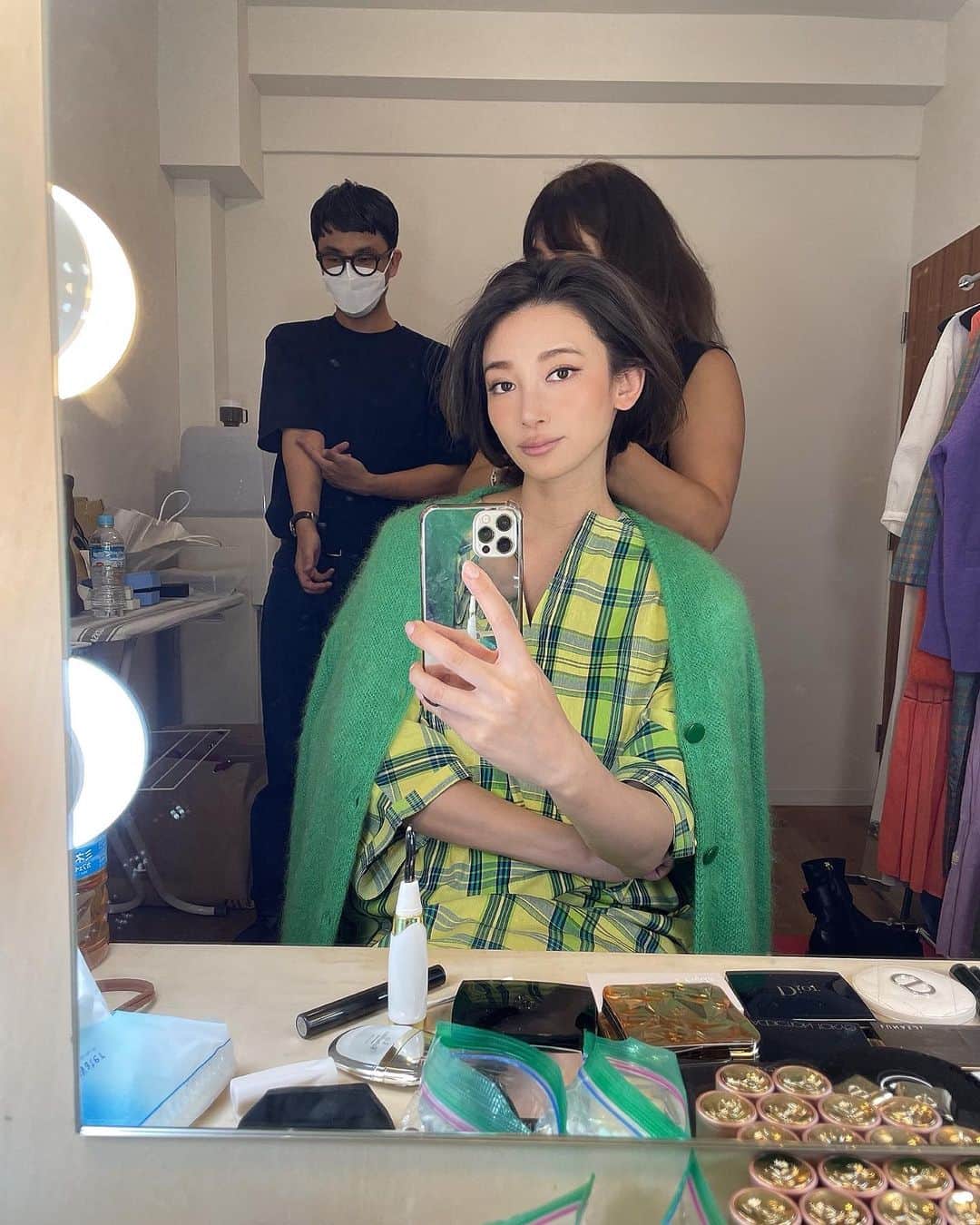 里海のインスタグラム：「妊娠中にまさか撮影するとは 思ってもいませんでした🥹✨✨ 20年とかモデルをしていて ファッションではない経験！！ なんだか嬉しい経験を させていただき感謝です✨  大好きなスタッフのメンバーで お仕事ができることも 感動🥹🥹  お腹の中の赤ちゃんとの初の共演😂 いい思い出ができました✌🏻✌🏻  なんの雑誌の表紙なのかは また雑誌が発売する時に お知らせします🥰  妊娠9ヶ月になります👶🏻 早く逆子なおってくれないですかね😅」