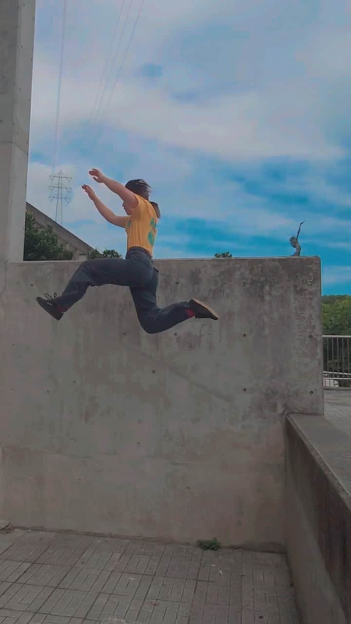 泉ひかり（パルクール）のインスタグラム：「Okinawa trip 🌴  👕　@forget_never_clothing  📸　@takahiropk_okinawano  #沖縄旅行 ⁡#parkour #parkourgirl #girlspower #girlparkour #freerunning #parkourgirls #seeanddo #traceuse #traceur #running #training #jump  #activity #movemet #traceuselife #lache #パルクール #パルクール系女子 #女子トレーサー #フリーランニング #トレーニング #趣味  #フィットネス #跑酷」