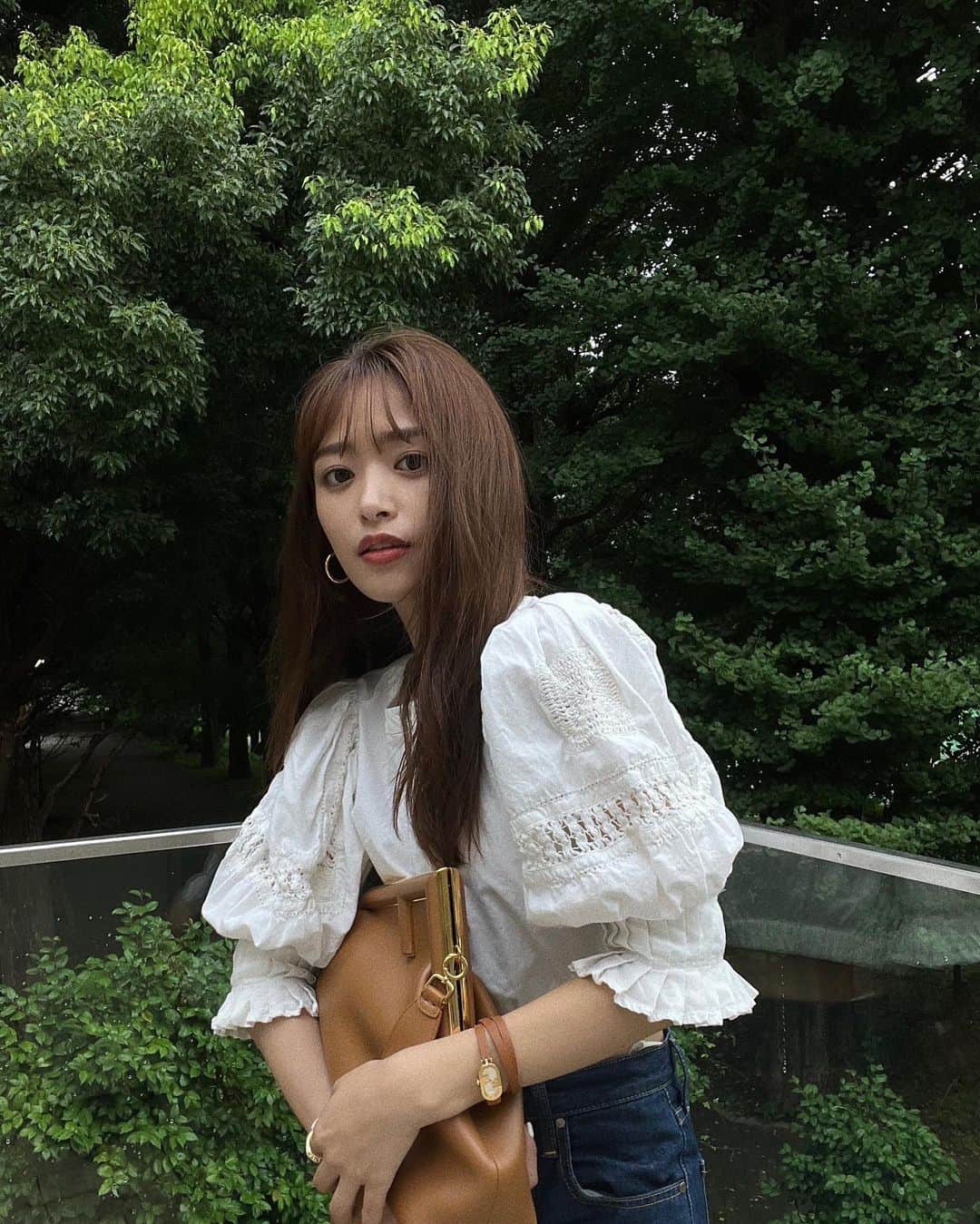 近藤千尋のインスタグラム：「今日はすごい雷⚡️の中スタジオへ🚘 終わったらすっかり 雨も上がっていました☔️ お気に入りのブラウスと、小物たち💕 小物はブラウンでまとめてみました🥰 @fendi  #fendi  明日はラヴィットだ🐰❤️❤️ 生放送見てくれる人ぉ？☺️✨」