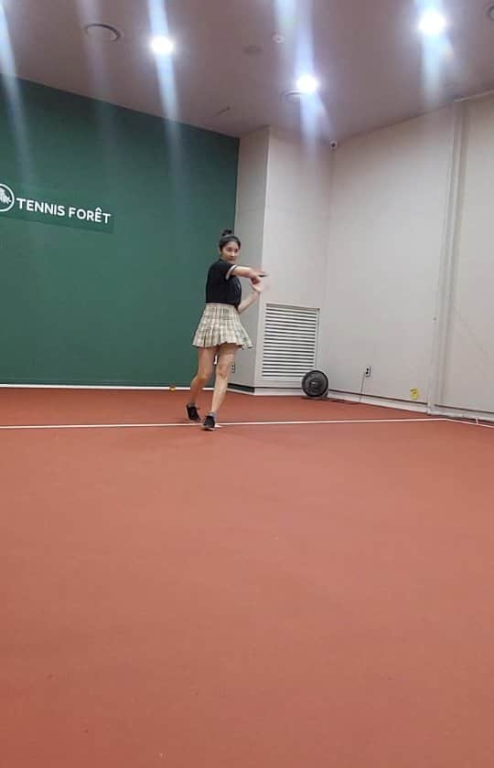 ジヒョン のインスタグラム：「목니스 🎾 🎾 🎾  공을 때리는 느낌 좋다..  love tennis 💓」