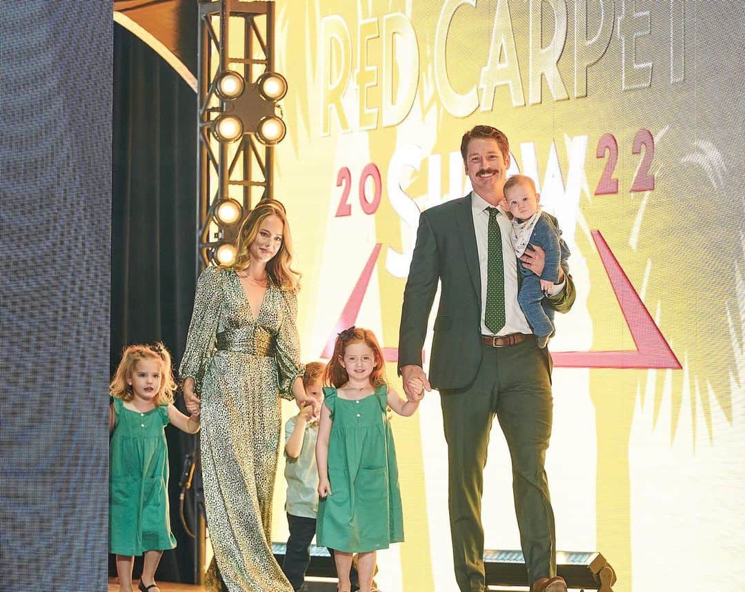 ローレン・マイコラスのインスタグラム：「Walking out with our babies was something I’ll never forget 📸🌟⚾️」