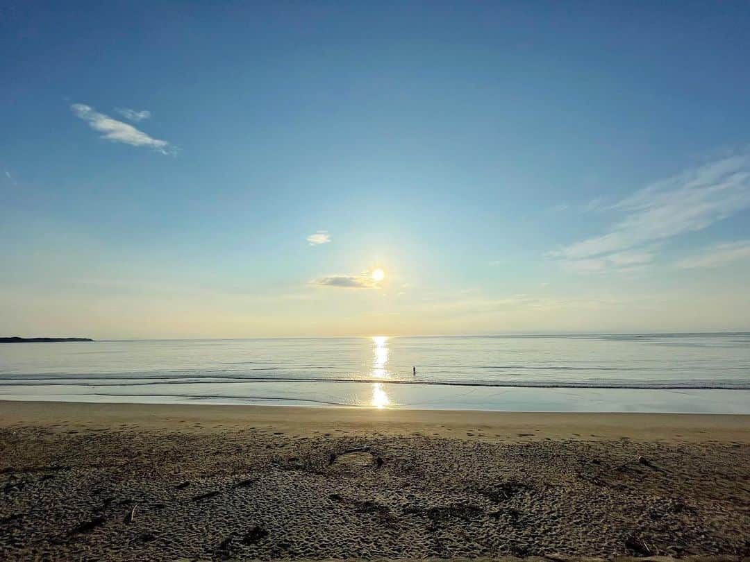 ogapiiiiiのインスタグラム：「今朝の海🏖 とても穏やかです✨✨  #shimastagram #kankomie #mie #三重県 #伊勢志摩 #志摩市 #絶景伊勢志摩 #国府白浜 #国府の浜 #阿児の松原海水浴場 #海 #日の出 #絶景 #ノンフィルター #田舎生活 #田舎暮らし #大自然 #vistmie #かき氷  #海水浴 #2022年夏 #summer #スローライフ #暮らしを楽しむ #フォトジェニック伊勢志摩」