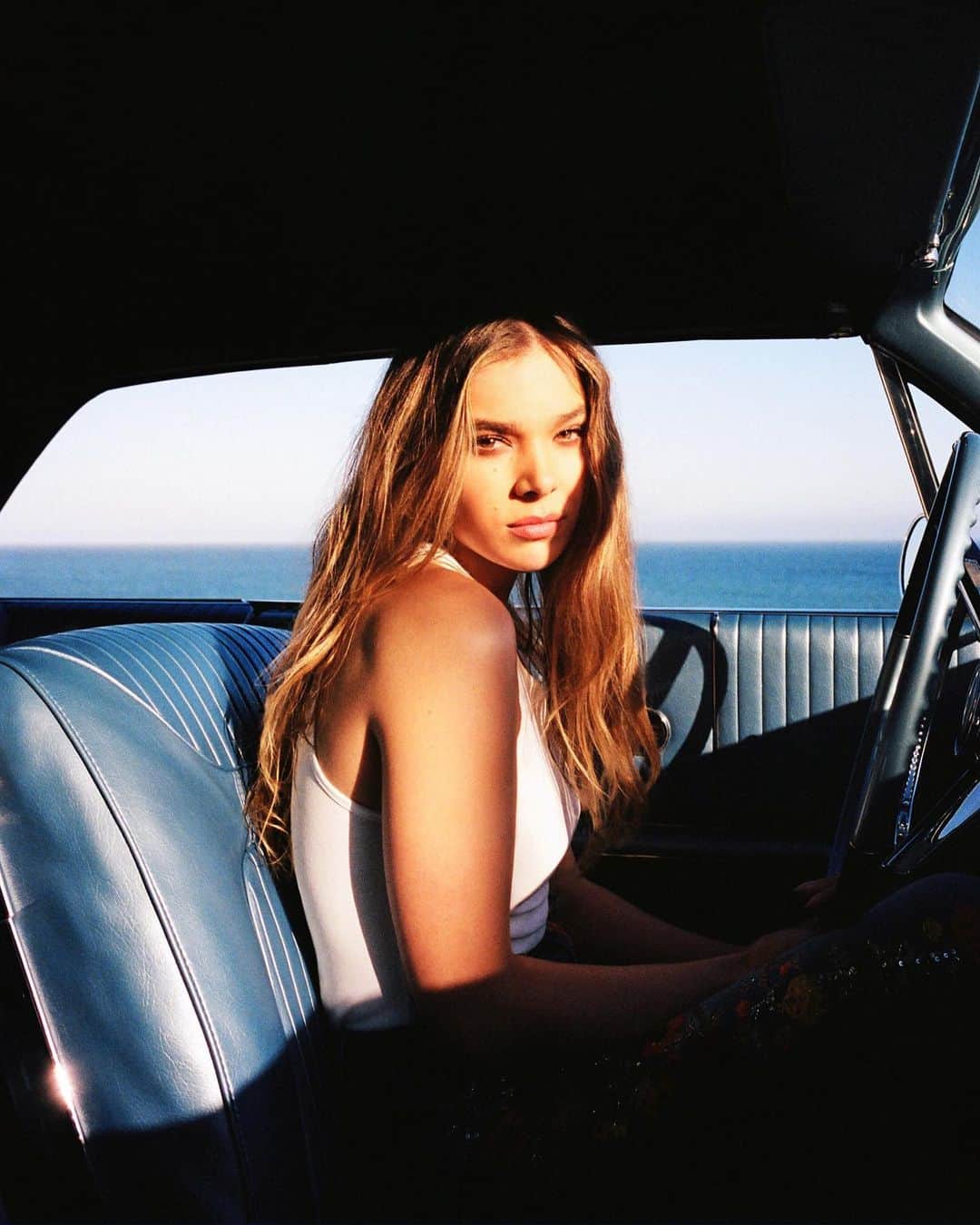 ヘイリー・スタインフェルドのインスタグラム：「I don’t wanna go home yet 👼🏻」