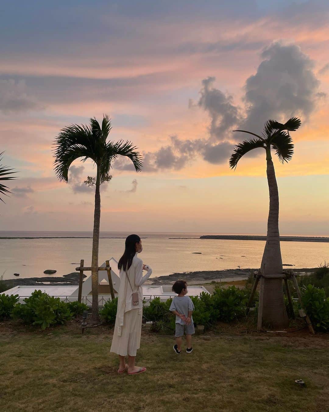 kumamoto_kaoruさんのインスタグラム写真 - (kumamoto_kaoruInstagram)「3年ぶりの久米島✈️ （そろそろ観光大使になりたい）  6度目となると島の人たちの中には顔見知りの人もいて、まるで田舎に帰省している感覚。 「会えて嬉しい」と毎度お馴染みはての浜ツアーのお兄さんに感激してもらえたり、いつも泊まるホテルの料理長とお話して写真撮ったり、小島よしおのお母さんのお店で前回訪問した時の写真を見せながらその時食べたカキ氷をつくってくれたり。  改めて感じたのは、働く環境もそうだけど、私が出会うヒトたちはみんな素敵だ🫶🏻🫧  #summervacation #久米島 #サイプレスリゾート久米島 #夏休み #🏝」8月4日 8時37分 - kaoru_kumamoto