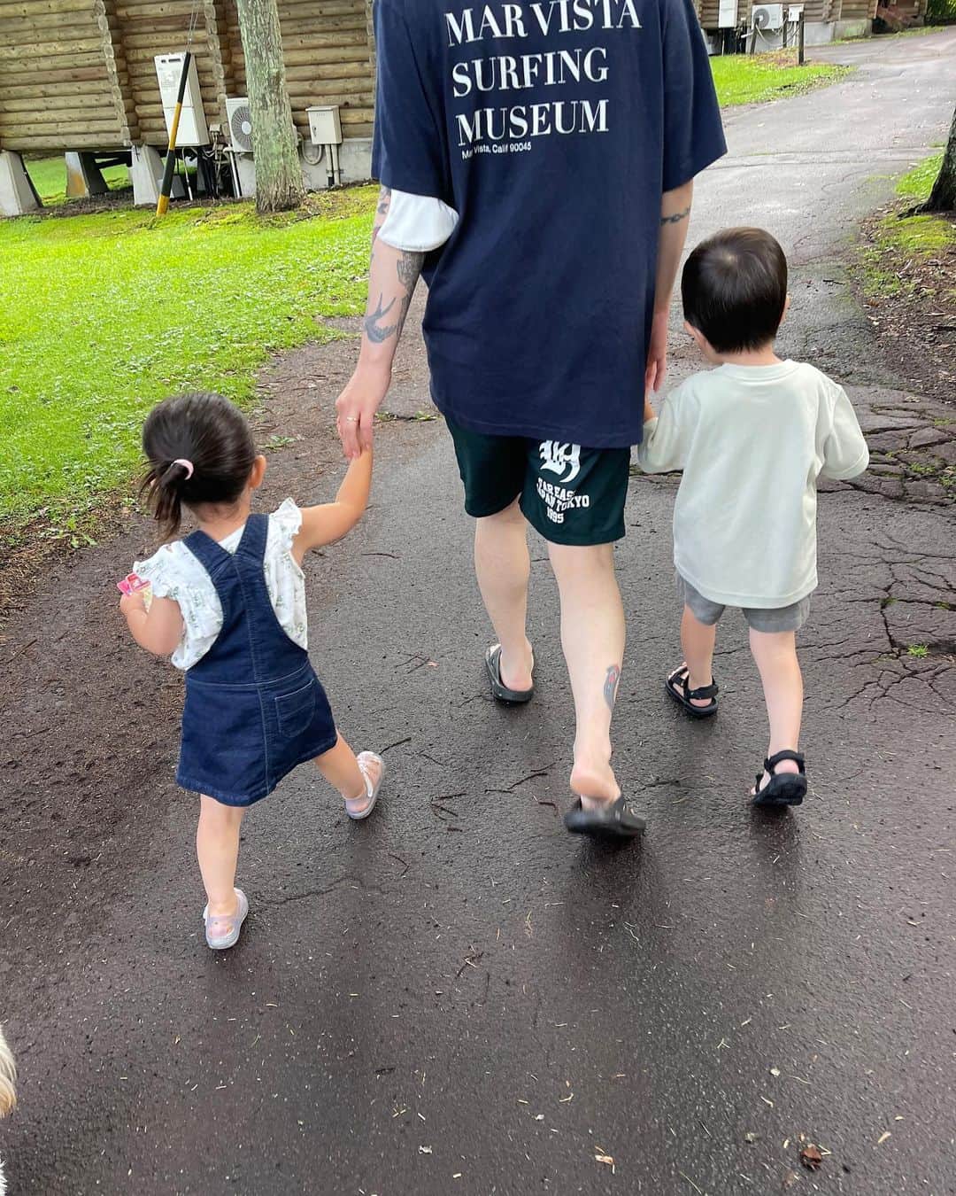 馬場一馬のインスタグラム：「朝散歩👦🏻👧🏻🐶 #ドッグラン#足白」