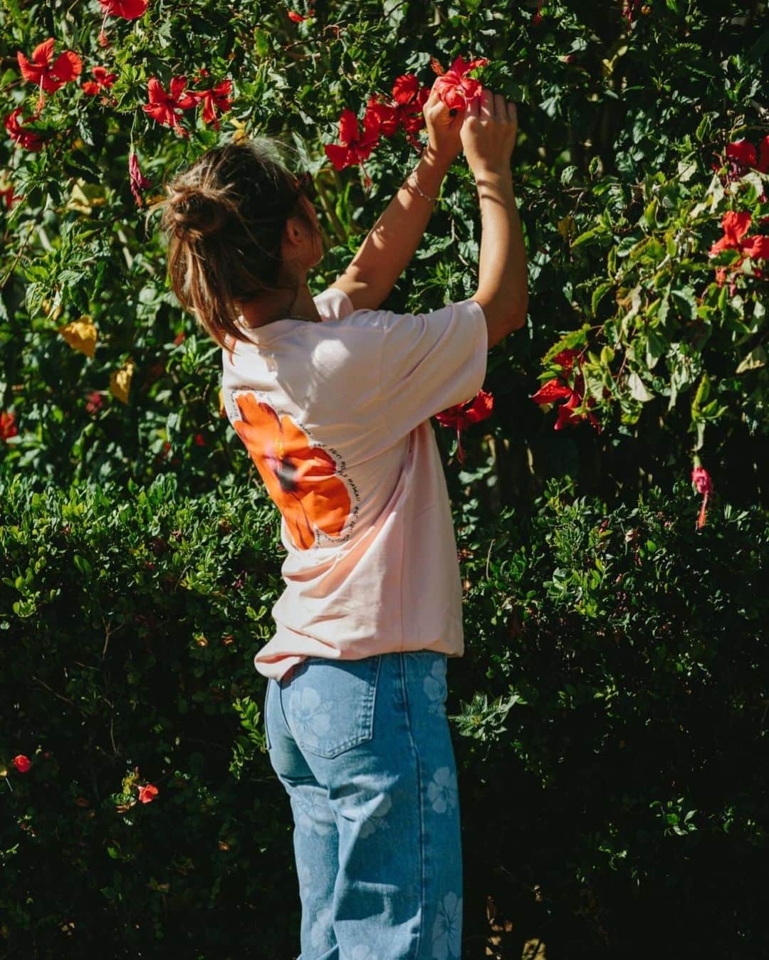ILAさんのインスタグラム写真 - (ILAInstagram)「Here comes our newest arrival, hibiscus tee - it comes with Butter & Peach. Not to mention we have the cutest print, we promise you with the quality of our tees. They are very comfy.」8月4日 10時06分 - shop_ila_swim