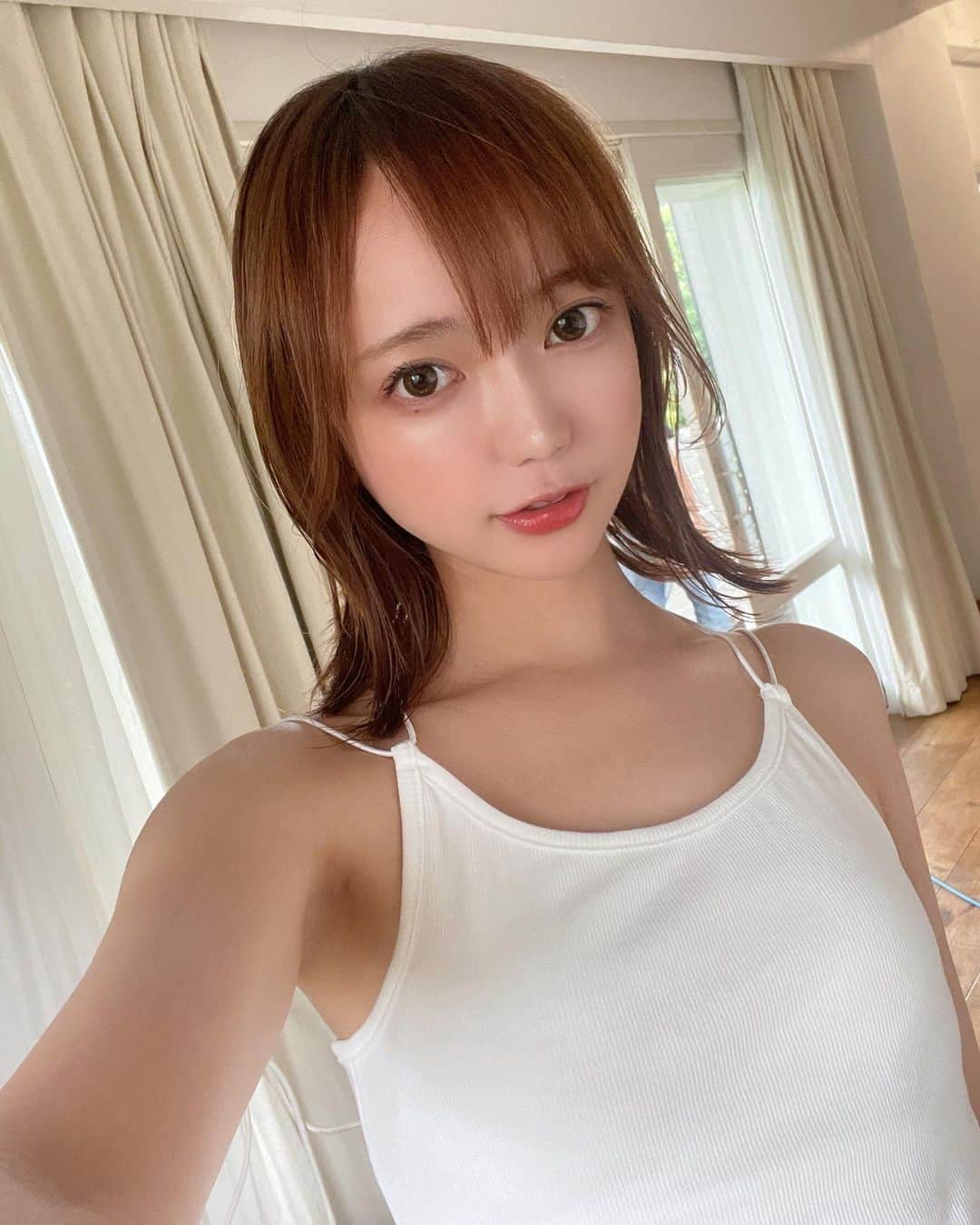 鎌田紘子のインスタグラム：「よっ！！ 今日は朝から撮影、 自分の撮影は殆どなくて、 ほぼ物撮りの日🖐 . 今作ってる商品の！撮影！ 作るのは！たのしいな☺️ . ところで メインアカウントはこっち→ @hirokokamata1212」