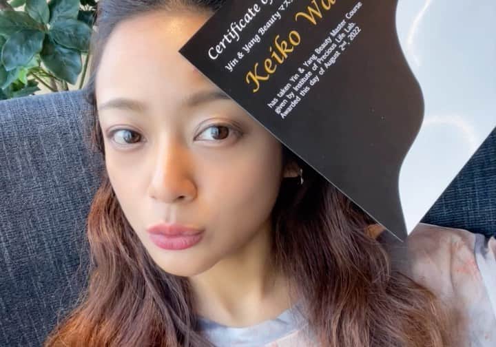 脇田恵子のインスタグラム：「@meridian_method_tokyo  Yin&Yang Beautyマスター講座 (修了証)Diploma届いた🫶  #Meridian method 創設者 薄井理恵さん@rieusui0630  が講師として　教えてくれます💓。  オリジナルのカッサを使い 陰陽オイル🪔の効果的な使い方を楽しく学べる講座  みんなで和気藹々楽しかった〜っ💓  理恵さんの明るくて柔らかーい優しい空気感にとっても癒されて終始笑顔な脇田🥹❤️  痛めてた首も自分で手当できて大満足っ  Yin&Yang Beautyマスター講座 受講料　35,000円(税抜き) 陰陽オイル各1本 と天然黒かっさ、修了証書付き(約3万円相当)  オイルの気になっている方、経路やツボを学びたい方におすすめ✌️  #meridianmethod  #陰陽オイル」