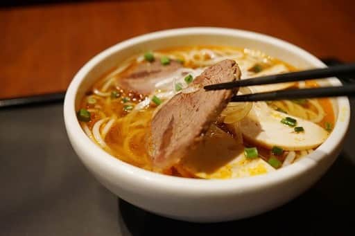 ベトナムフロッグ汐留のインスタグラム：「こんにちは！ 東京 汐留のベトナム料理専門店 ベトナムフロッグです🐸 本日も元気に営業しております😊✨  本日はベトナム中部のフエという街で生まれた ベトナム式牛肉麺『ブン・ボー・フエ』のご紹介です！ ブン・ボー・フエの「ブン」は麺を指し、 うるち米を使ったもちもちの麺は他ではなかなか味わえません☺️ また、「ボー」は牛肉を指し、 ほぼまる1日炊いている為、噛めば噛むほど旨味が広がります😋 甘辛で少し酸味のあるスープとも相性抜群です！ 本場さながらの味を是非ご賞味ください😊✨  では、本日も外は暑いのでお体にお気をつけてお過ごし下さい😌♩  📍 東京都港区東新橋 1-5-2 汐留シティセンター B1F  🚃アクセス  JR新橋駅汐留口より徒歩3分 地下鉄新橋駅2番出口より徒歩3分 地下鉄汐留駅より徒歩1分 ☎050-7300-2964  #ベトナムフロッグ #ベトナムフロッグ汐留店 #ブンボーフエ #東京 #汐留 #新橋 #ベトナム料理 #パクチー #アジアン #東京ランチ #汐留ランチ #新橋ランチ #お弁当」
