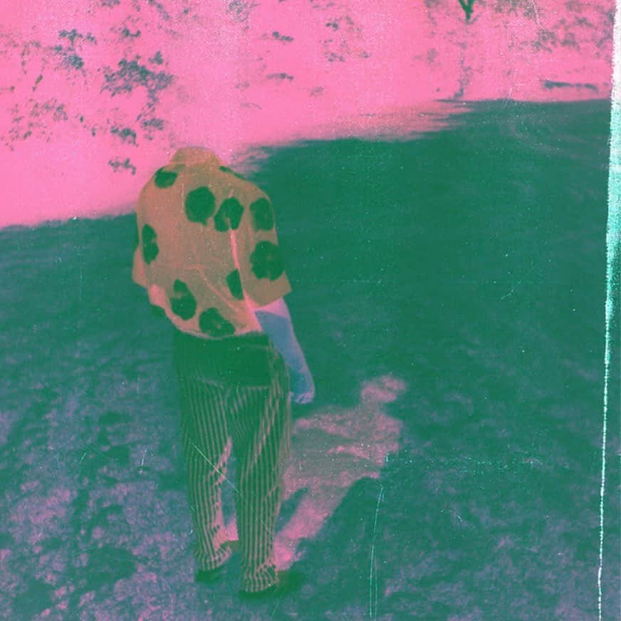 chokerのインスタグラム：「thank you to everyone who’s shared and continues to share this album with me 💕 happy 4 years to honeybloom 👼🏾」