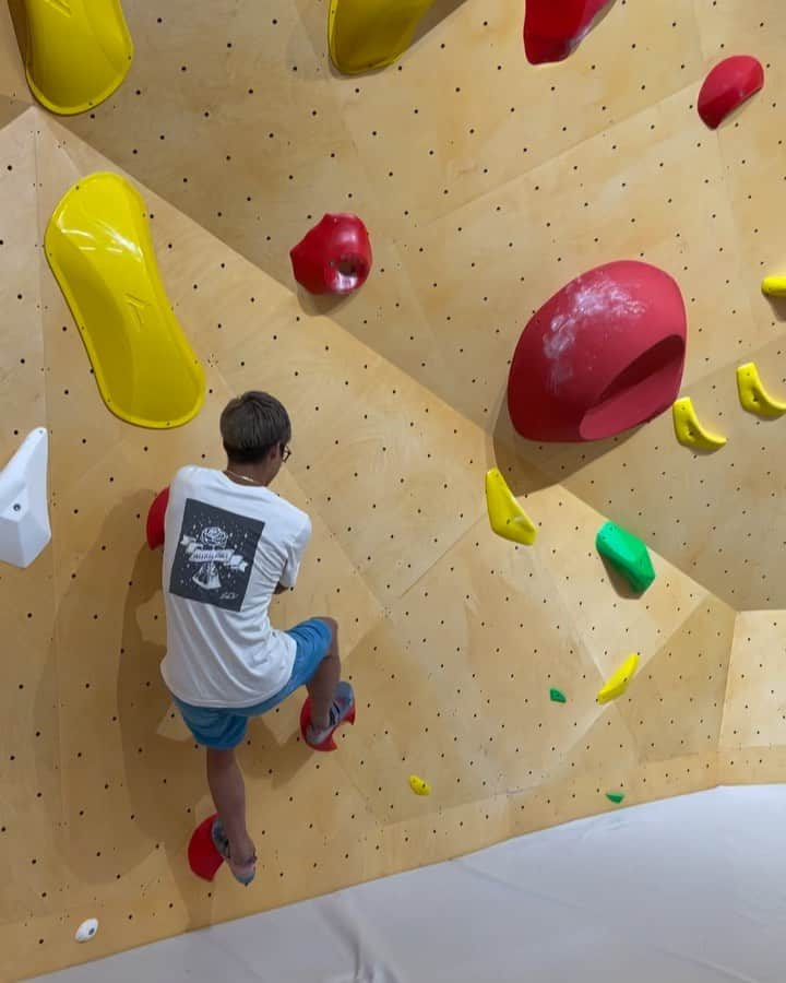 渡邉海人のインスタグラム：「I went to @sonsangwon_climbinggym_gangnam for route setting with @katsu_8611  Thank you for inviting us and it was nice to see you!! We built up B-pump style boulder which is the only the gym in Korea where you are able to climb B-pump style. Hope you guys have fun!! @8611inc @bpump_ogikubo @frictionlabs #climbing #helloclimber #bouldering #routesetting #korea」