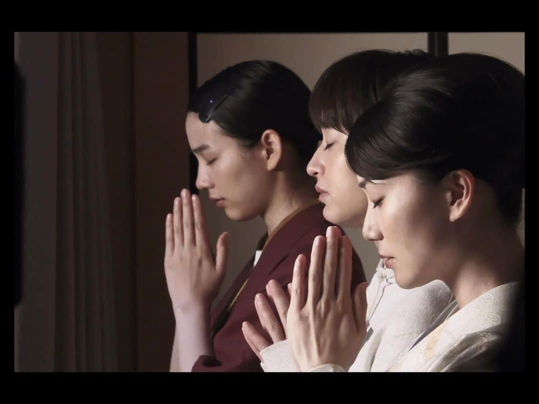 のインスタグラム：「天間荘の三姉妹 ご予約まもなく開始いたします🏯 そして、公式HPも新しくなりましたので、ぜひ覗いてみてください🙇‍♀️✨  https://www.tenmasou.com/  #天間荘の三姉妹 #10月28日公開」