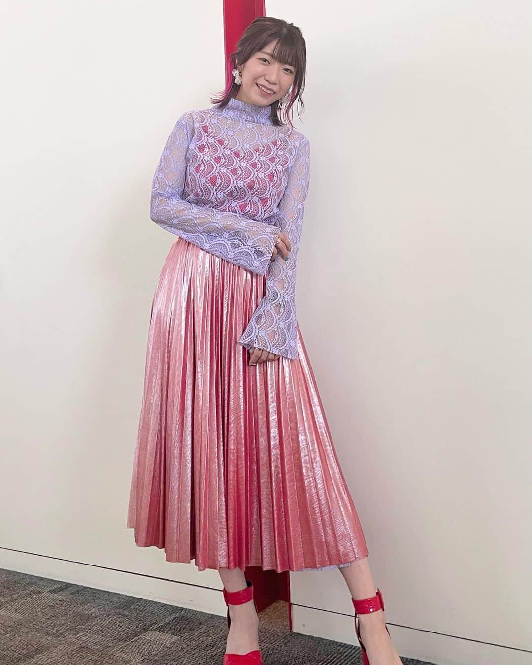 ぱいぱいでか美のインスタグラム：「でか美祭まであと4日💜❤️ . 祭のこともしつつ、他の仕事も勿論日々しております！ 昨日は『上田と女が吠える夜』の放送があったよ〜🐺 バラエティのお仕事では初めてスタイリストさんがついて頂きました😳✨ 嬉しかったー！かわいくてお気に入り！ . 昨日のお知らせの通りBEYOOOOONDSさんは 出演キャンセルになりましたが Juice=Juiceさんが出演してくださることになりました🙇‍♂️ 各所調整してくださり本当にありがとうございます🙇‍♂️ あと4日！いよいよだー！ . #でか美ちゃん #でか美衣装」