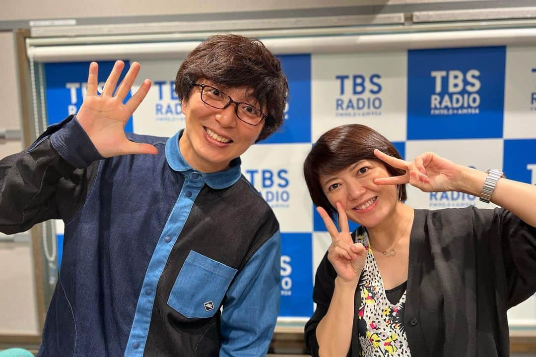 TBSラジオ「たまむすび」のインスタグラム：「＼木曜のハイライト／  桃のケーキ割ったら、 パッカーーン！ 時報明け食い気味の姫が、 久方ぶりにレオレオと コンビ結成。 気付いたら終わってた。 そんな2時間半でした。  #tama954 #たまむすび #外山惠理 #土屋礼央 #伊藤桃 #小田急全駅ものがたり #桃のふわり鉄道旅 #国際鉄道模型コンベンション #めざせ新幹線博士 #おもしろい大人 #たまむすびin武道館  #ROADtoBUDOKAN #Twitterのフォローもよろしくです」