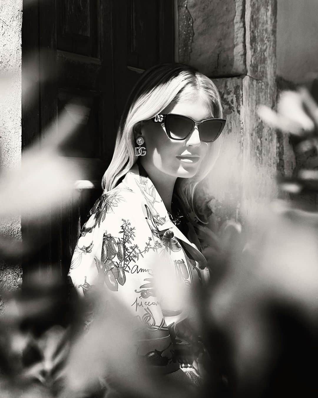 キティ・スペンサーのインスタグラム：「🌼✨Lady Kitty Spencer in Syracuse🏛 @kitty.spencer @gsvilar @alisamli #kittyspencer #sicily Photography & Post-production #giusepperiserbato©️📷」