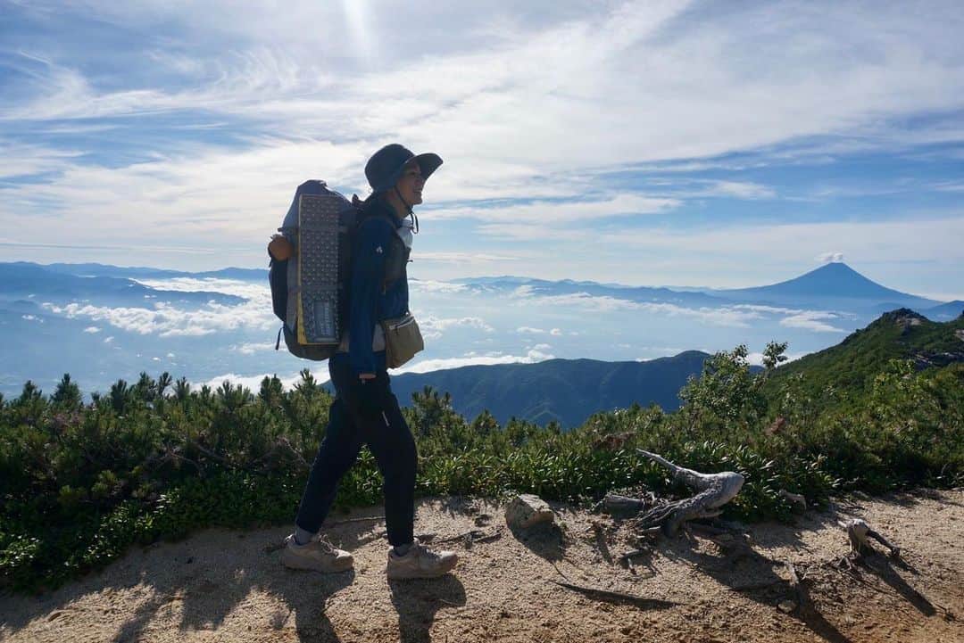 菖蒲理乃さんのインスタグラム写真 - (菖蒲理乃Instagram)「テントを背負って 南アルプス鳳凰三山へ。  稜線からは富士山や北岳、八ヶ岳、北アルプスも見渡せる大パノラマ。  稜線を歩いていると、 地球ってこんな姿だったんだ…と驚く。  山にくると、いろんなことにありがとうって思えるな。 とっても恵まれてる…！！  #南アルプス #鳳凰三山 #鳳凰山 #鳳凰三山縦走 #稜線 #稜線歩き #アルプス #登山 #テント泊 #山登り #トレッキング #縦走 #ドンドコ沢 #富士山 #モンベル #montbell」8月4日 16時18分 - shobuayano