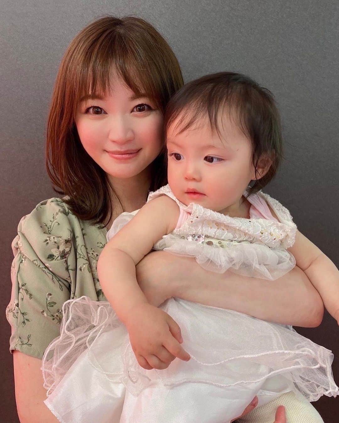 平林あずみのインスタグラム：「❤︎ あと少しで2人目のベビ👶が産まれて来てくれるよー🥰✨ ゆいなには悲しい思いさせてしまうこと多くなってしまうのかな🥺 早いお姉ちゃんにしてしまうけど、優しいお姉ちゃんになってくれるといいな💗  お腹のベビは、臨月🤰入ってすぐなのにすでに3000㌘超え👶！ 大きめです😳✨ 今から出産が不安でしかないけど、ゆいなとの生活を楽しみながら元気に産まれて来てくれる日を楽しみにしてよっ💓 *  #ママと娘  #１歳  #1歳女の子  #1歳3ヶ月  #女の子  #女の子 #臨月妊婦  #年子妊娠中  #マタニティーライフ  #可愛い女の子  #親バカ  #出産間近」