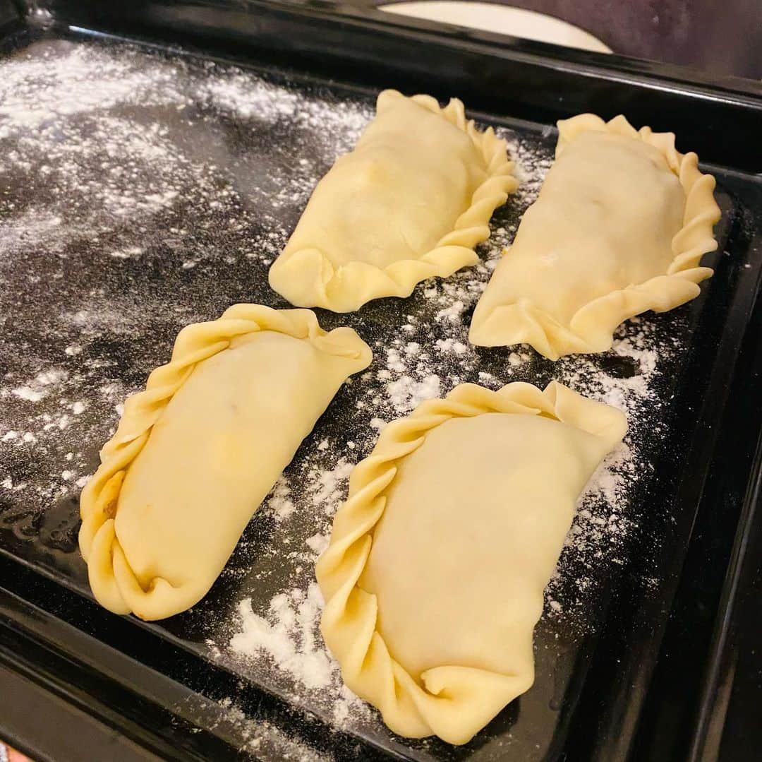 眞仲里奈さんのインスタグラム写真 - (眞仲里奈Instagram)「Empanadas!!😍👏  友達夫婦が作ってくれたエンパナーダ！ エンパナーダ食べたのアルゼンチンぶり…！  めちゃくちゃ美味しかった😭 作ってくれてありがとう〜  中身は撮り忘れちゃったけど、 ひき肉(と野菜、茹で卵、オリーブなどが入ってる)と チーズと玉ねぎ、の2種類👏  また食べたい〜〜😋(自分でも作りなさいw)  Mis amigos hicieron empanadas caseras🥰 Extraño la comida argentina!   #アルゼンチン料理#エンパナーダ#海外グルメ#argentina#comidaargentina #empanadasargentinas#empanadas#empanadascaseras」8月4日 17時14分 - rina.manaka