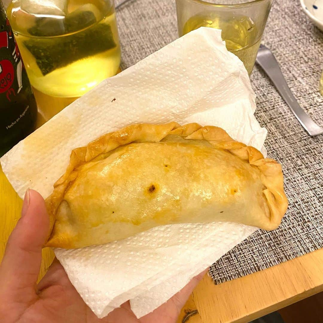 眞仲里奈さんのインスタグラム写真 - (眞仲里奈Instagram)「Empanadas!!😍👏  友達夫婦が作ってくれたエンパナーダ！ エンパナーダ食べたのアルゼンチンぶり…！  めちゃくちゃ美味しかった😭 作ってくれてありがとう〜  中身は撮り忘れちゃったけど、 ひき肉(と野菜、茹で卵、オリーブなどが入ってる)と チーズと玉ねぎ、の2種類👏  また食べたい〜〜😋(自分でも作りなさいw)  Mis amigos hicieron empanadas caseras🥰 Extraño la comida argentina!   #アルゼンチン料理#エンパナーダ#海外グルメ#argentina#comidaargentina #empanadasargentinas#empanadas#empanadascaseras」8月4日 17時14分 - rina.manaka