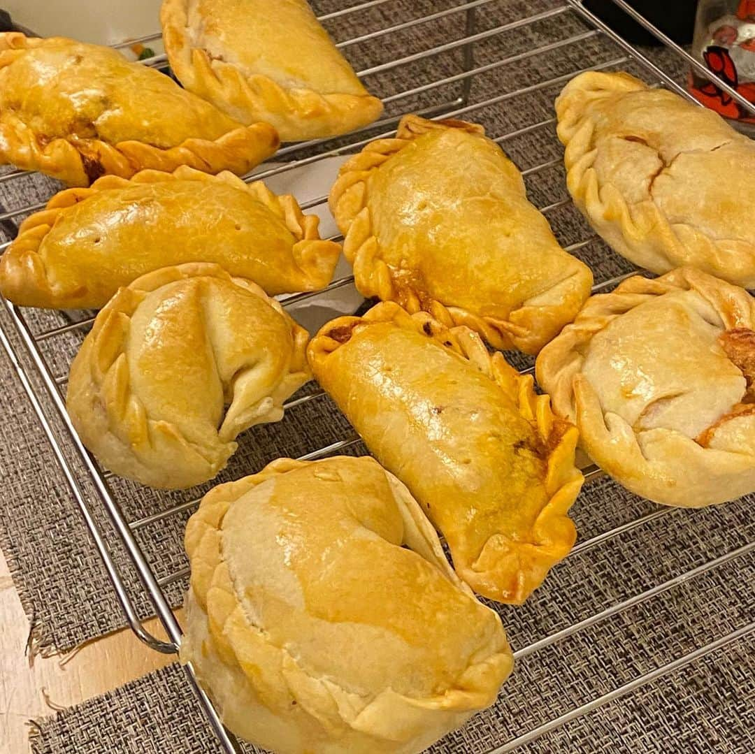 眞仲里奈さんのインスタグラム写真 - (眞仲里奈Instagram)「Empanadas!!😍👏  友達夫婦が作ってくれたエンパナーダ！ エンパナーダ食べたのアルゼンチンぶり…！  めちゃくちゃ美味しかった😭 作ってくれてありがとう〜  中身は撮り忘れちゃったけど、 ひき肉(と野菜、茹で卵、オリーブなどが入ってる)と チーズと玉ねぎ、の2種類👏  また食べたい〜〜😋(自分でも作りなさいw)  Mis amigos hicieron empanadas caseras🥰 Extraño la comida argentina!   #アルゼンチン料理#エンパナーダ#海外グルメ#argentina#comidaargentina #empanadasargentinas#empanadas#empanadascaseras」8月4日 17時14分 - rina.manaka