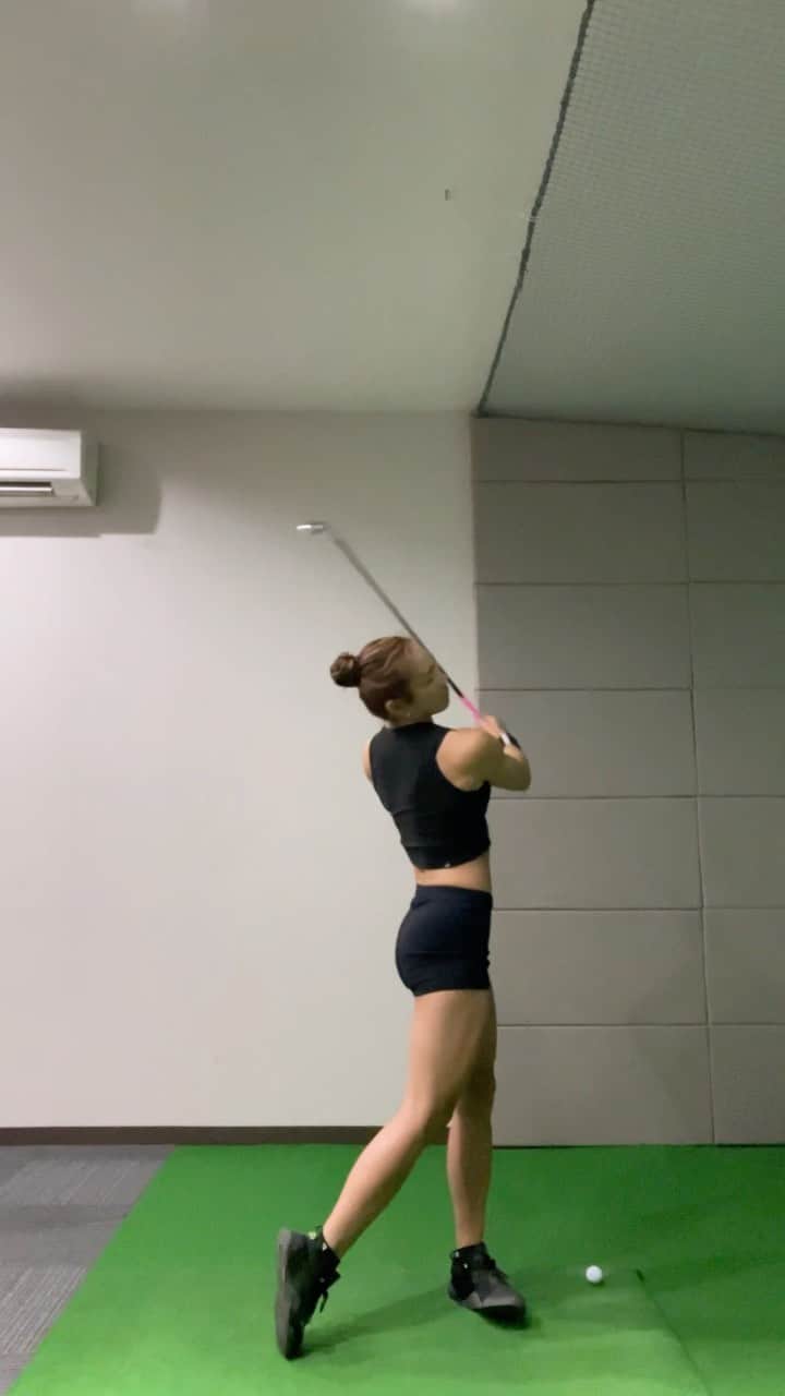 のインスタグラム：「ゴルフ練習3回目⛳️ YouTubeキッカケで @george_takeiv1 さんにお世話になってます🫡 まだまだ下手っぴさんですが、コツコツ練習始めました👍✨懸垂し過ぎから来てるのかクラブをぎゅぅ〜って力強く握っちゃう癖ね😅ww 私の場合、力任せにならないように気を付けなきゃ😓 こっから頑張って成長していくんでどうか見守ってやって下さいませ🥹🙏🏻❤️」