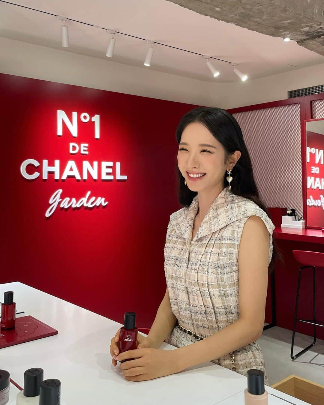 ボナさんのインスタグラム写真 - (ボナInstagram)「CHANEL❤️  #광고 #N1DECHANELGARDEN #레드까멜리아세럼 @CHANEL.BEAUTY.KOREA 🌺🤍」8月4日 17時22分 - bn_95819