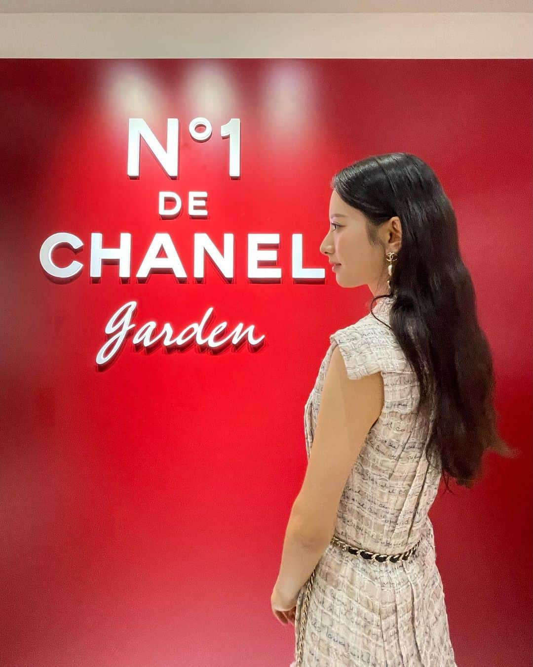 ボナさんのインスタグラム写真 - (ボナInstagram)「CHANEL❤️  #광고 #N1DECHANELGARDEN #레드까멜리아세럼 @CHANEL.BEAUTY.KOREA 🌺🤍」8月4日 17時22分 - bn_95819