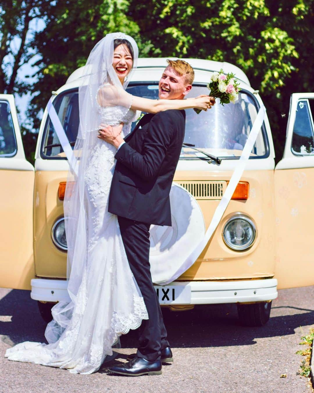 りせさんのインスタグラム写真 - (りせInstagram)「みんなはどっちの写真が好き？？😂😂😂  イギリスでは結婚式の後にウェディングカーに乗って、缶をカラカラ鳴らしながら街中走るんだよ🚌💨✨  恥ずかしかったけど、いい経験ができて良かった✨」8月4日 17時32分 - 1209rise