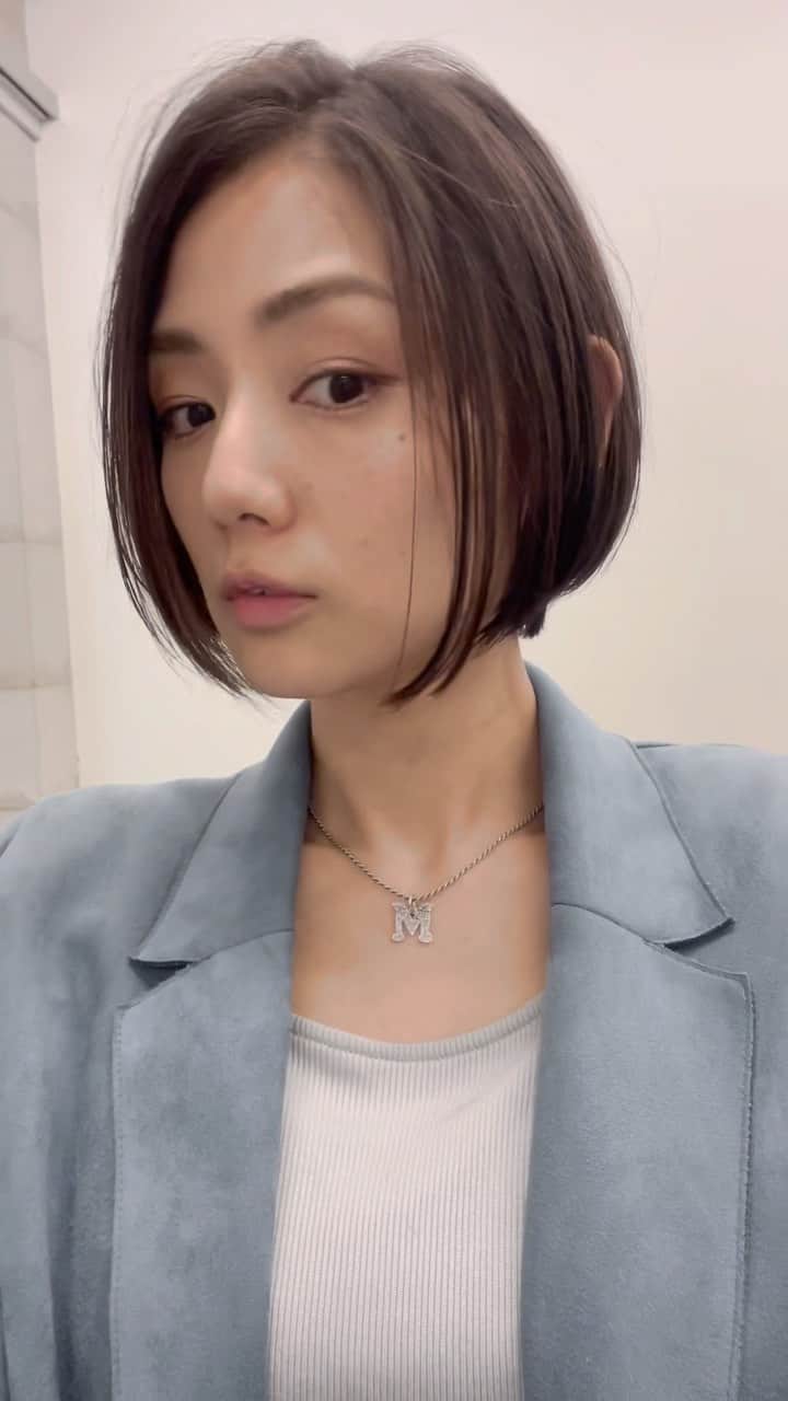 片山萌美のインスタグラム：「✂︎  定期的にFONS'の堀川智明さんに メンテナンスしていただいてるのですが 写真とか忘れる☜ので 前の動画☺︎♡  #堀川智明 さん #fons #表参道　 #北青山　 #moemikatayama   変な顔してますが🥸 かわいい髪型で 嬉しすぎるの顔です🥺」