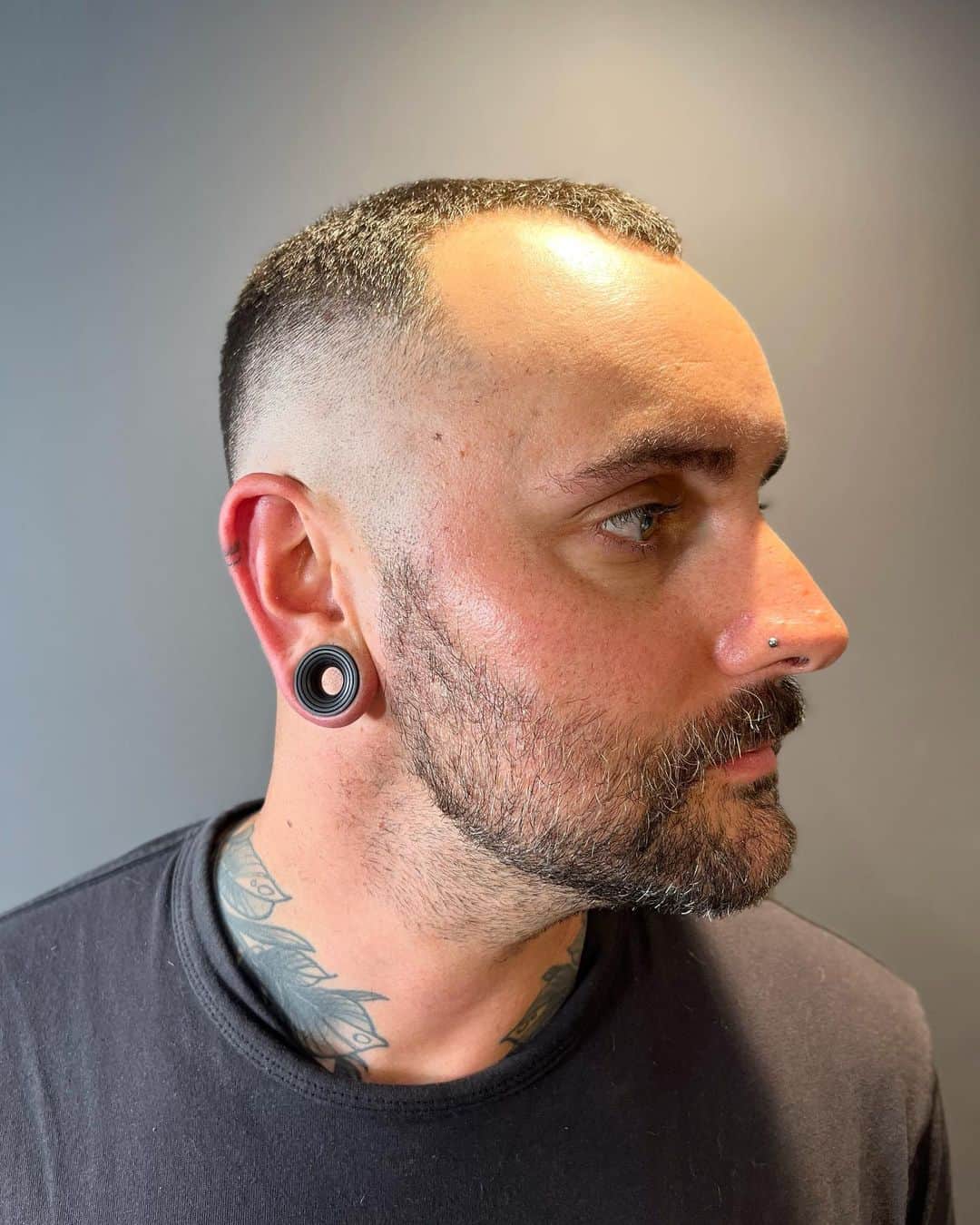 disneydescendantsのインスタグラム：「Skin fade for the hair wizard himself @baileycutshair, always great to see you mate! I have loads of space in the upcoming days, give me a message if you want to get in because I’m going to be off for a few days after Saturday!   #andis #fadehaircut #sharpfade #barberconnect #barbers #barbersinctv #barbershop #barberlifestyle #barbershopconnect #barberlife #barberpost #thebarberpost #fadegame #sharpfade #skinfade #barberworld #barberlove #showcasebarbers #barbergame #barbers」